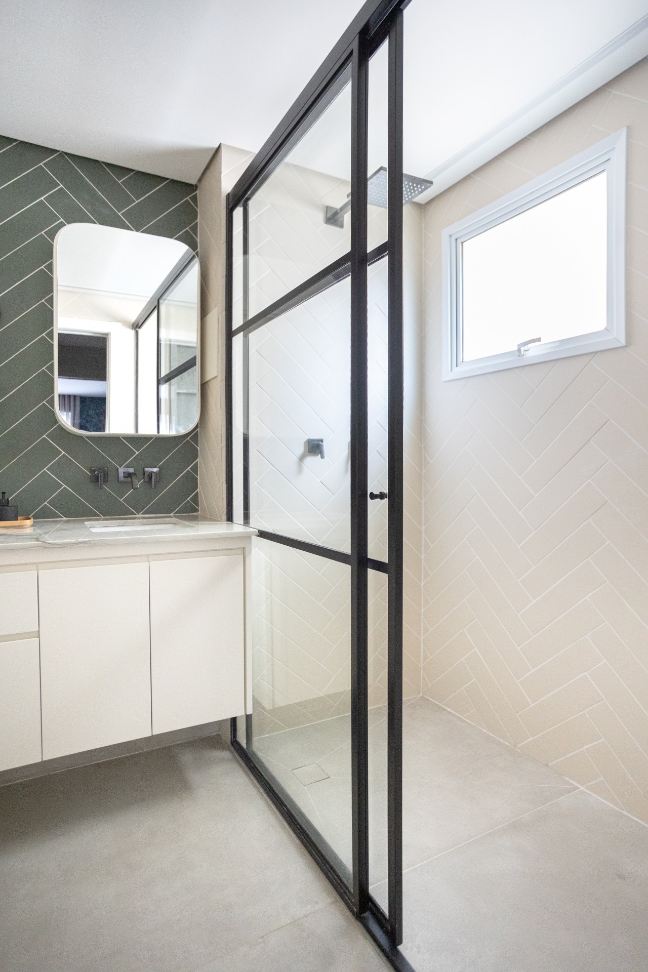 Banheiro minimalista em tons constrastantes
