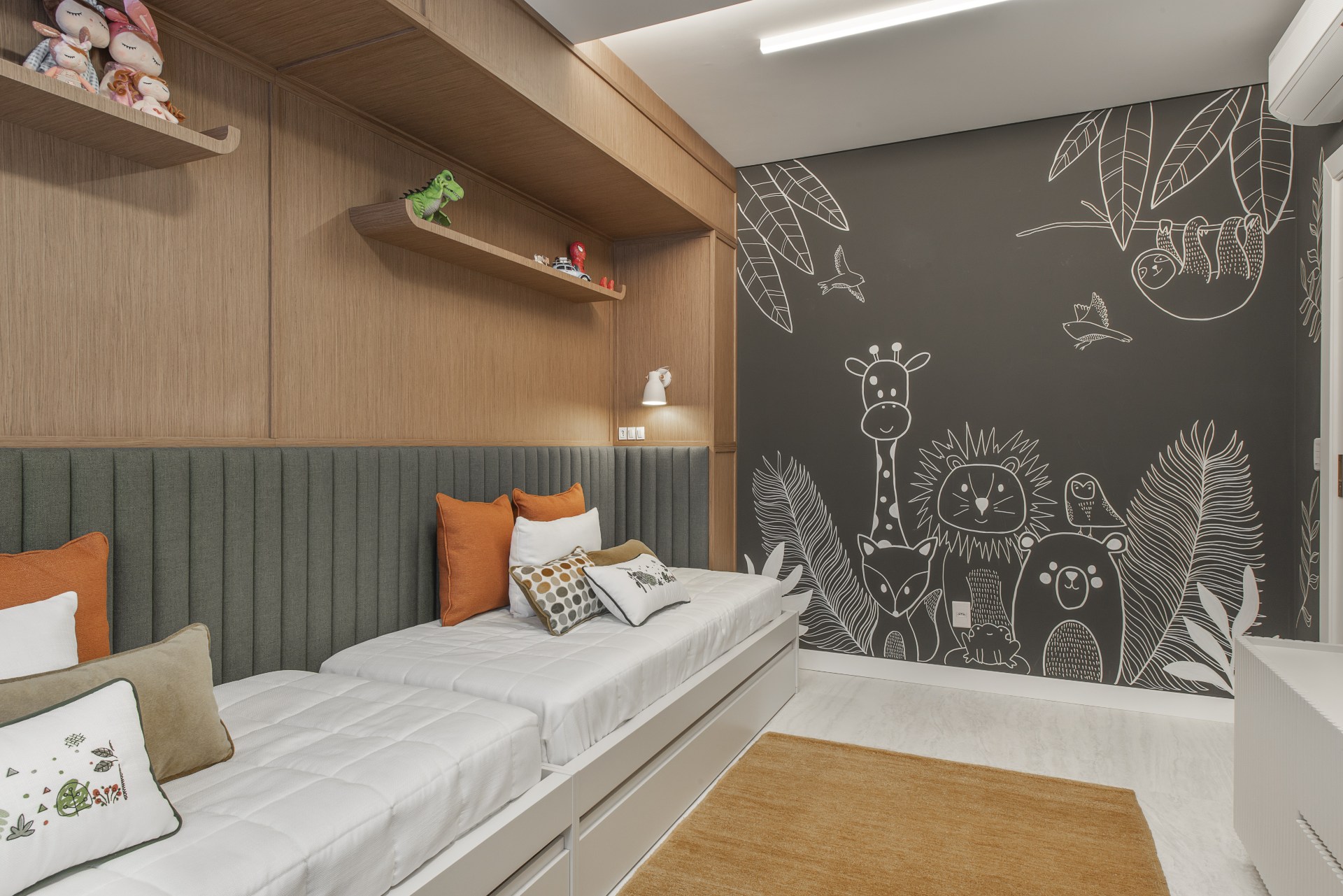 Quarto infantil em tons de madeira, cinza e branco