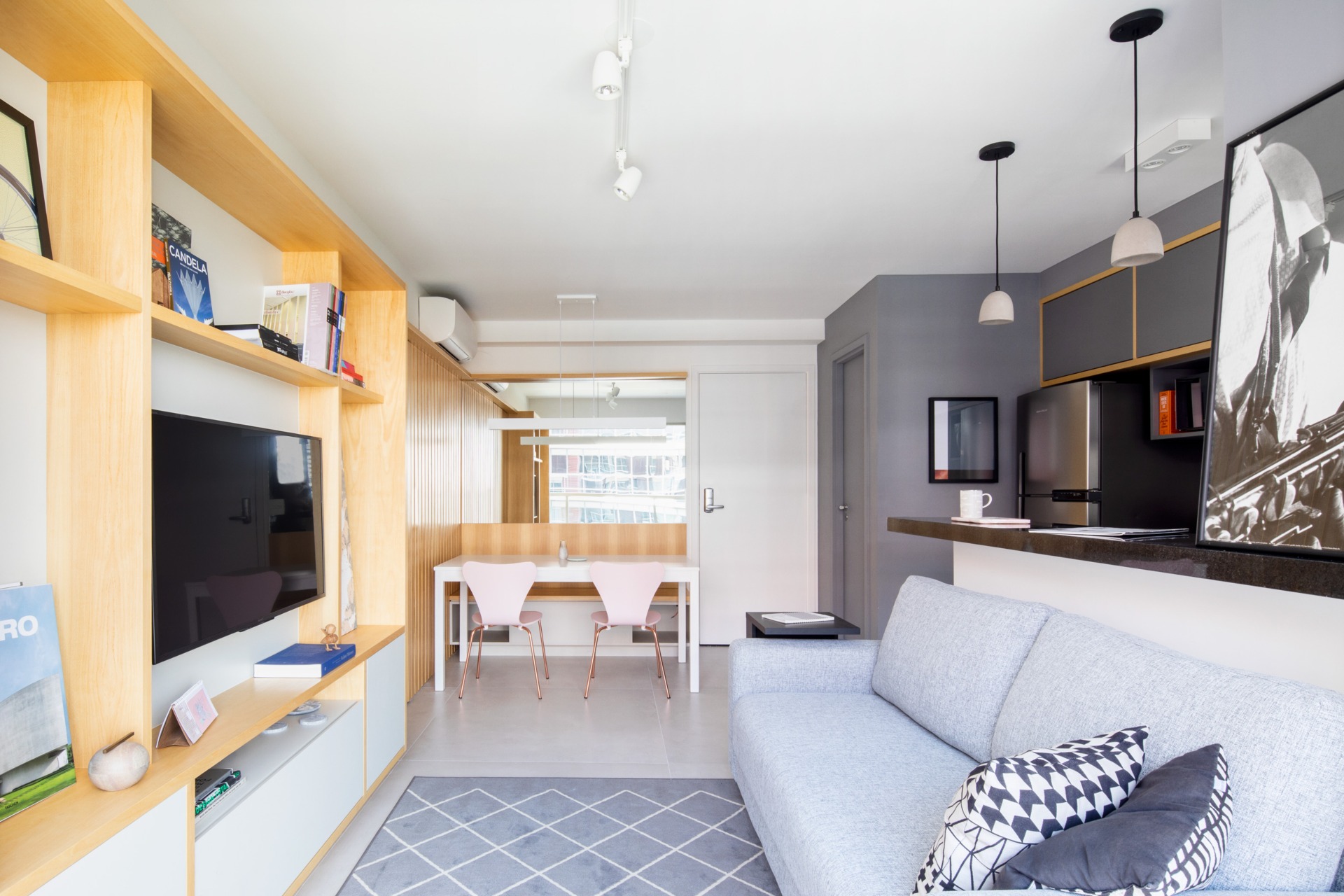 Sala estar pequena com decoração contemporânea, integrada à sala de jantar e à cozinha