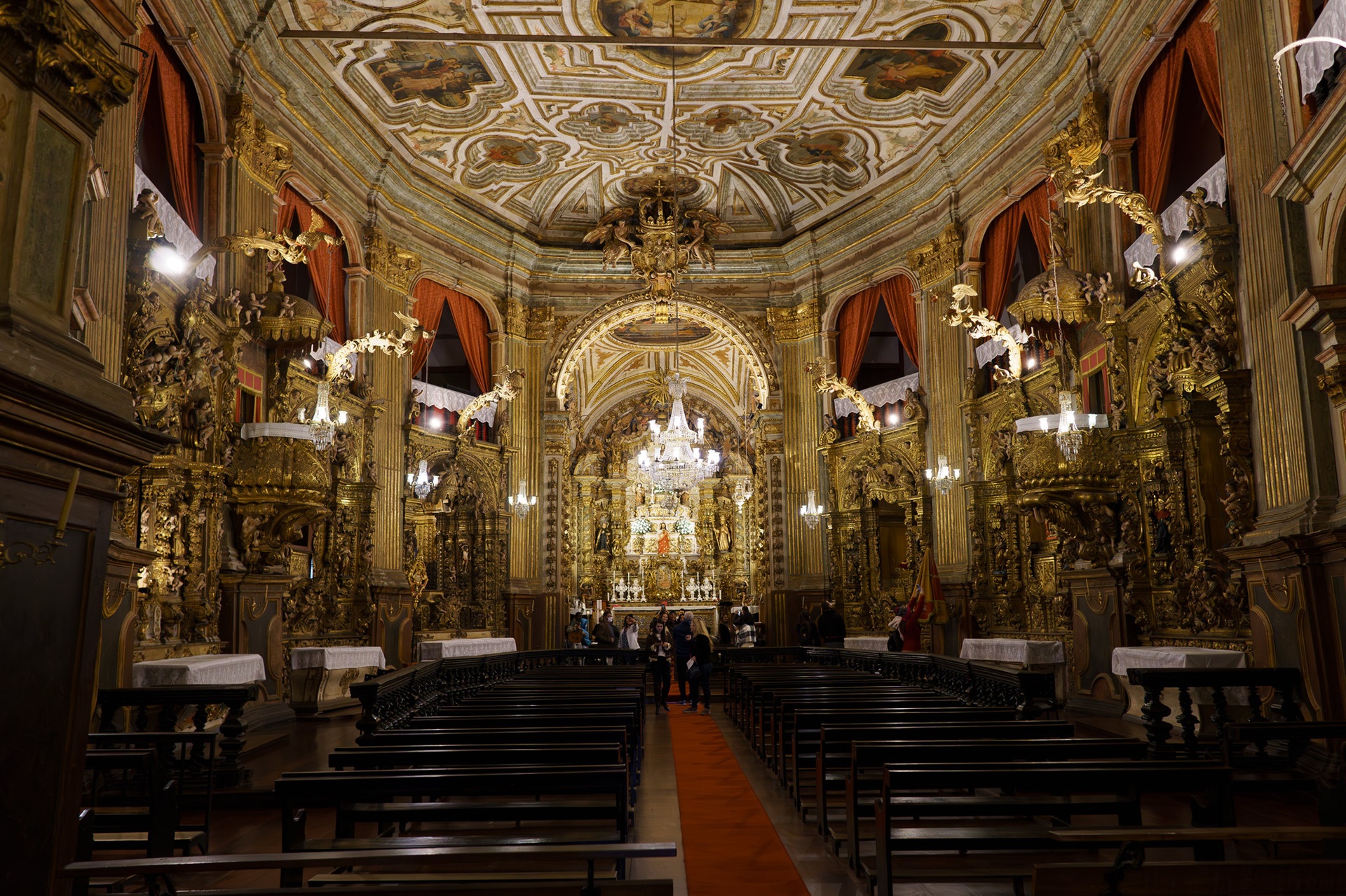 Interior da Basílica Matriz de Nossa Senhora do Pilar, em Ouro Preto, com revestimento em ouro, bancos em madeira e cortinas vermelhas