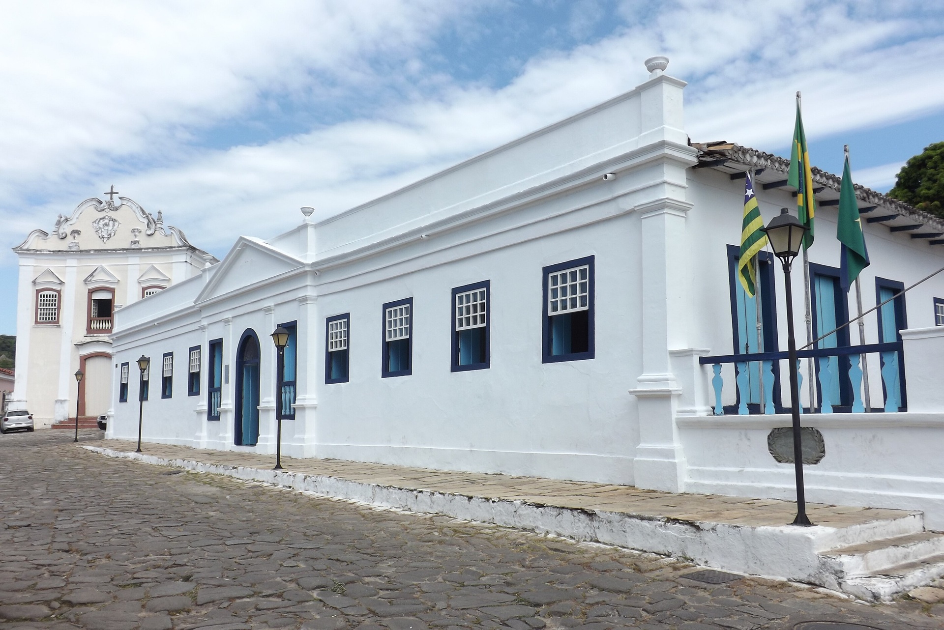Fachada branca com detalhes azuis do Palácio Conde dos Arcos, em Goiás