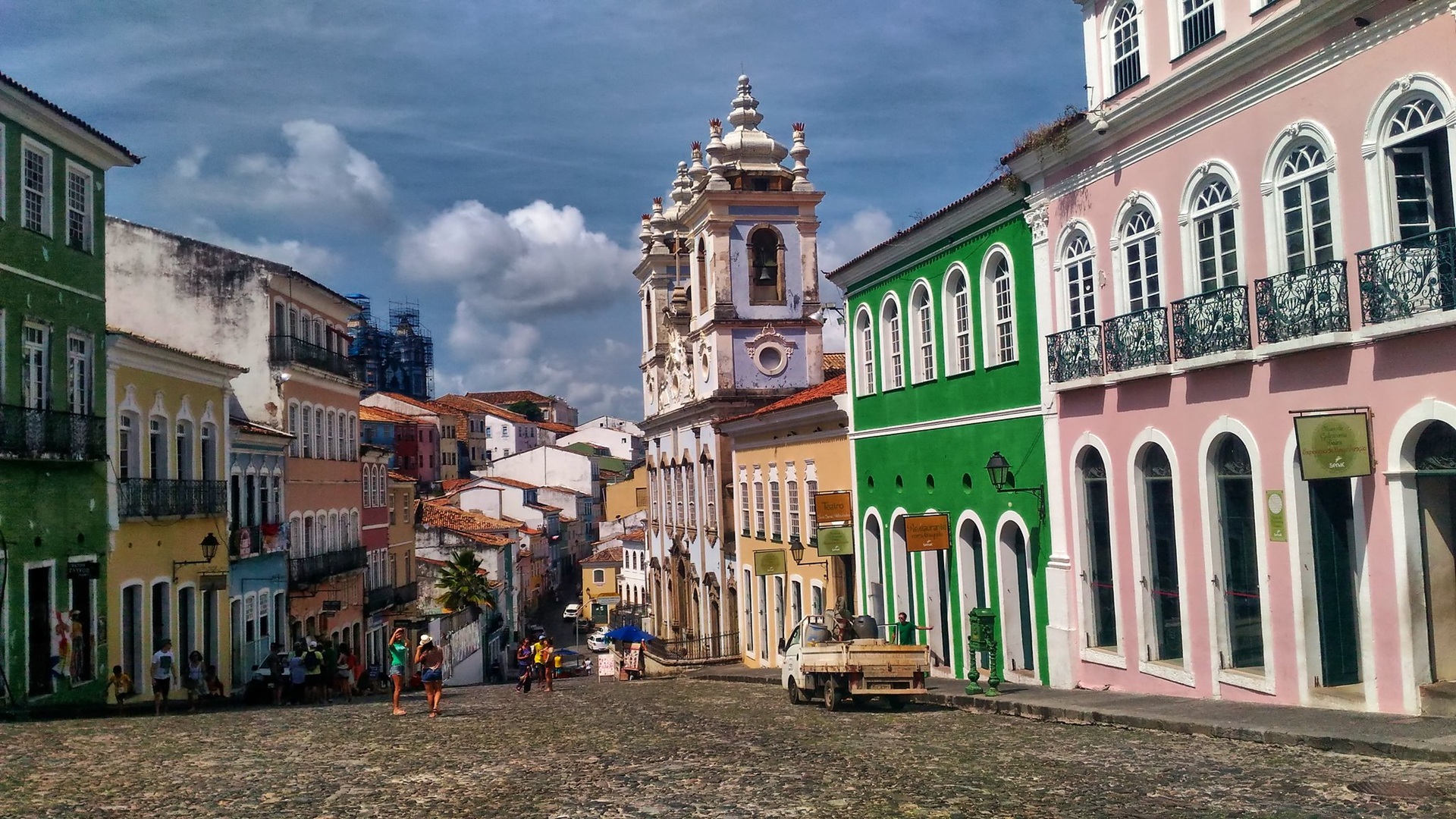 Largo do Pelourinho, com poucas pessoas na rua e construções coloridas em estilo colonial