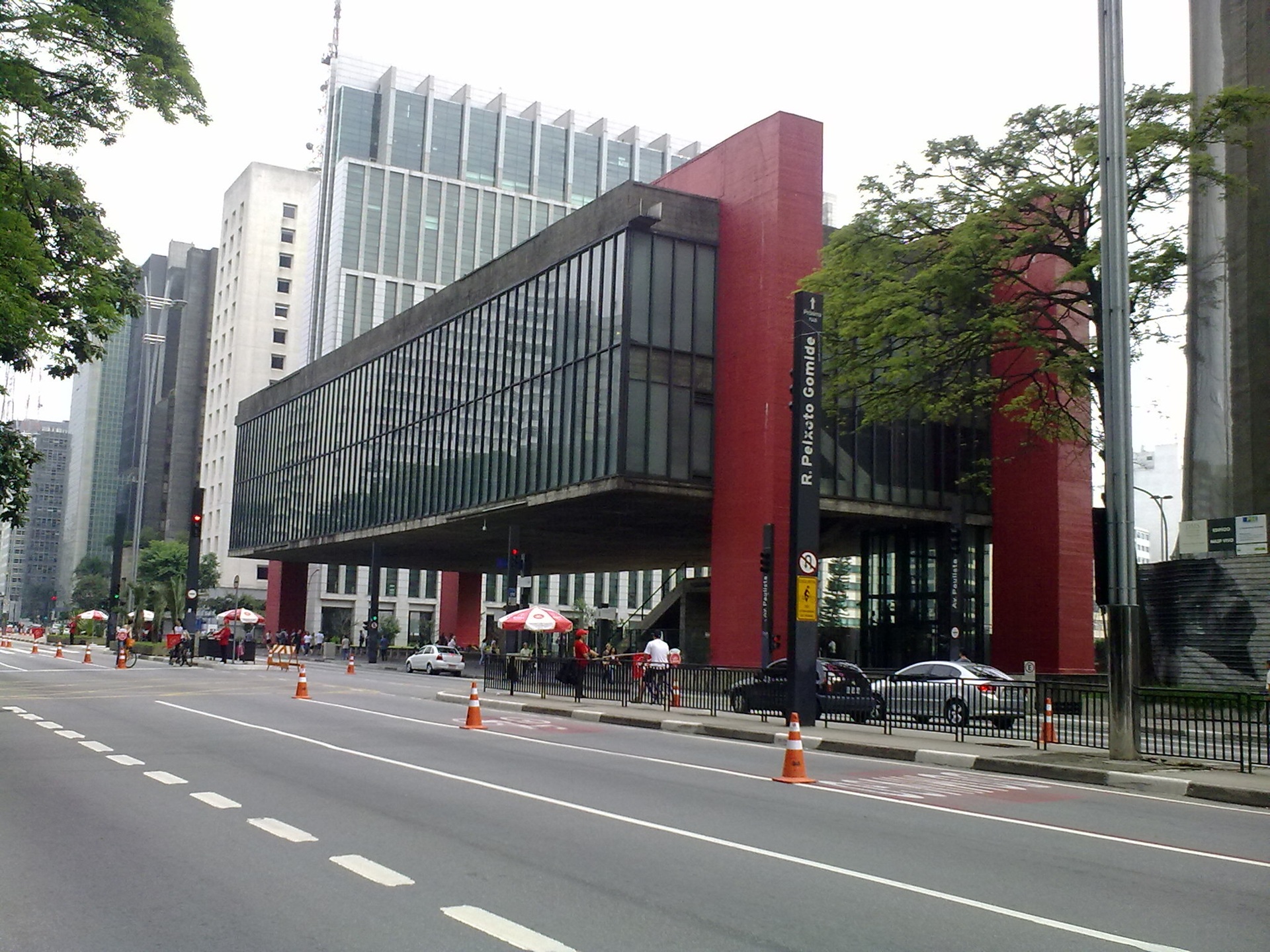 Fachada do MASP em foto tirada do outro lado da rua, em São Paulo