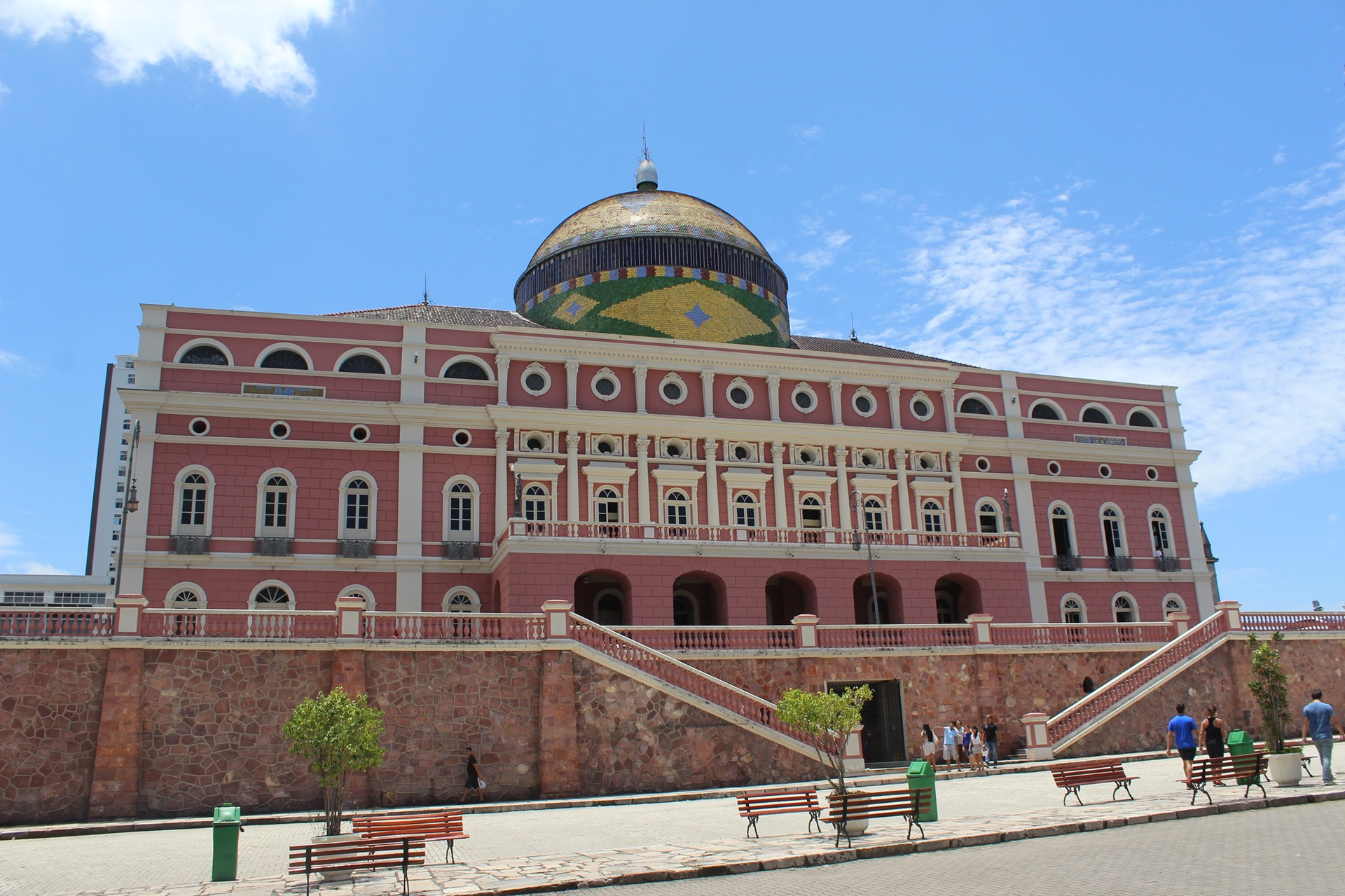 Fachada cor de rosa do Teatro Amazonas, em Manaus