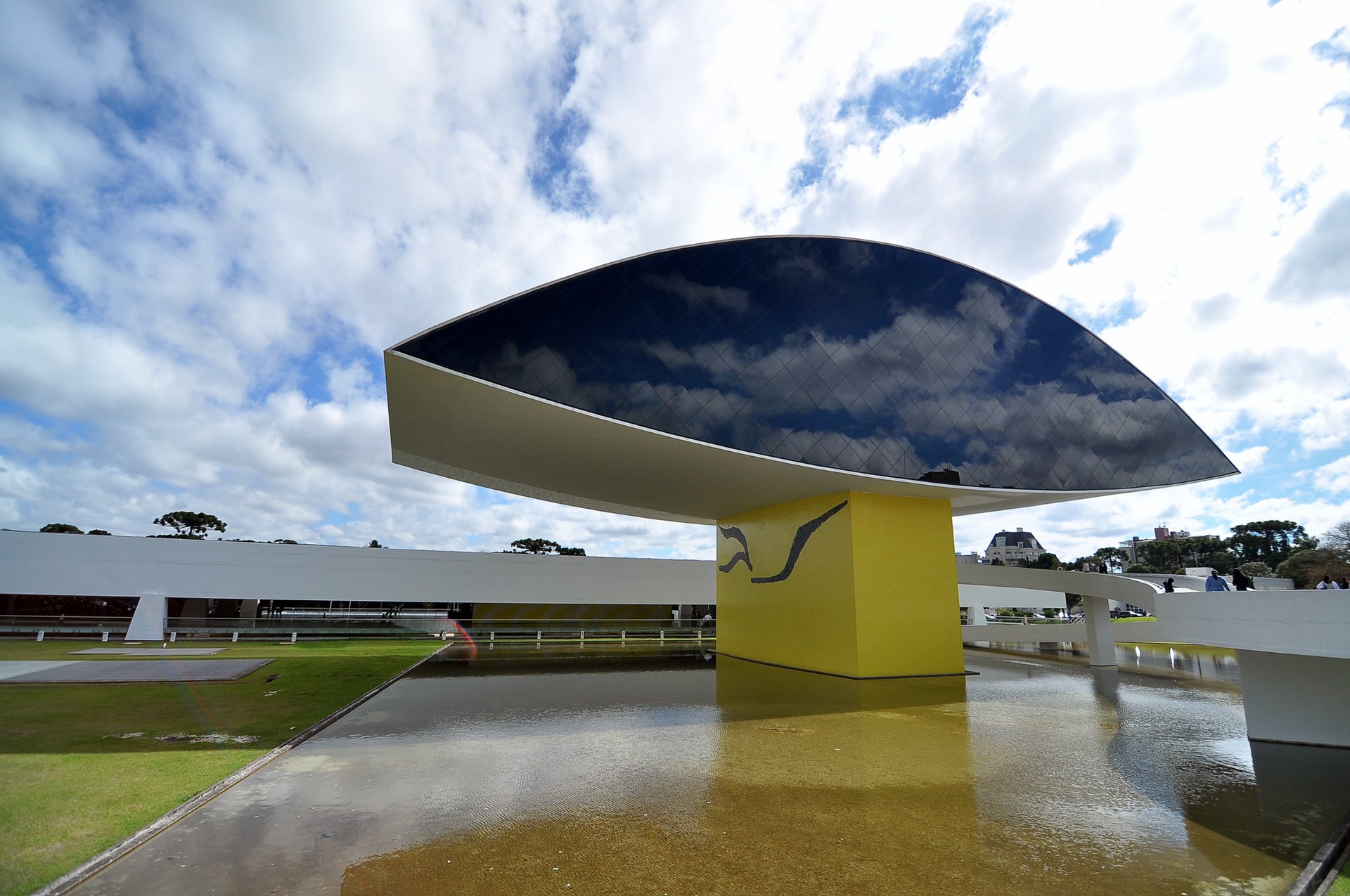 Monumento no Museu do Olho, em Curitiba