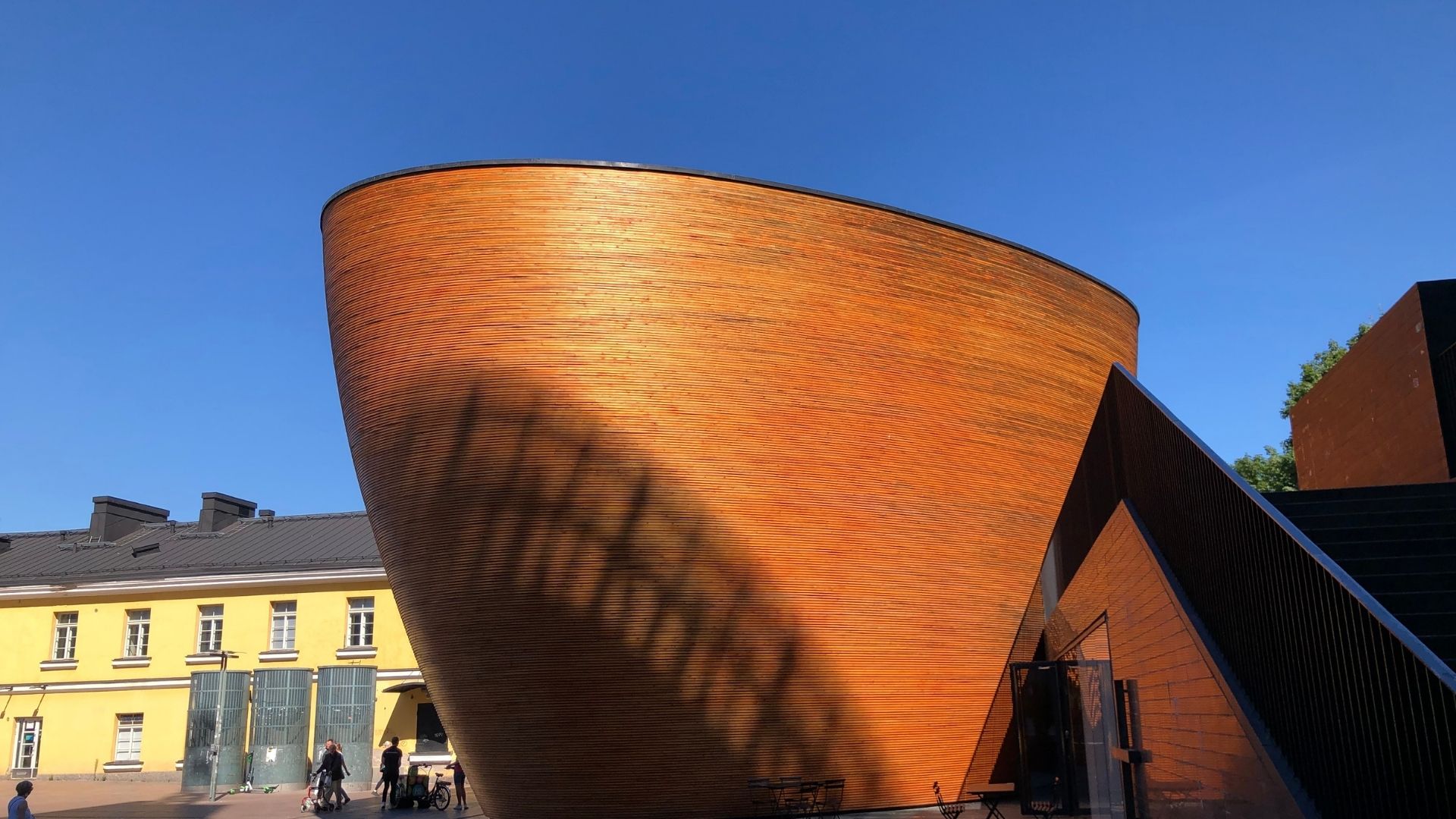 Imagem da Chapel of Silence, uma capela de madeira que é um exemplo da arquitetura sensorial através da audição