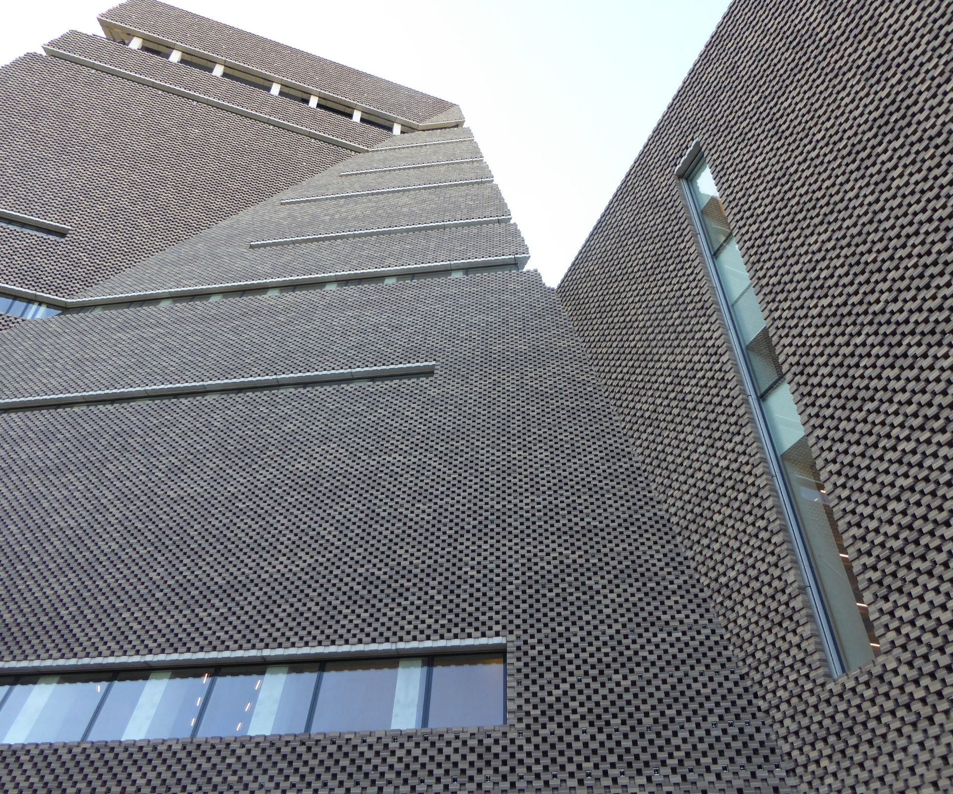 Fachada moderna do Tate Modern Switch House, em Londres