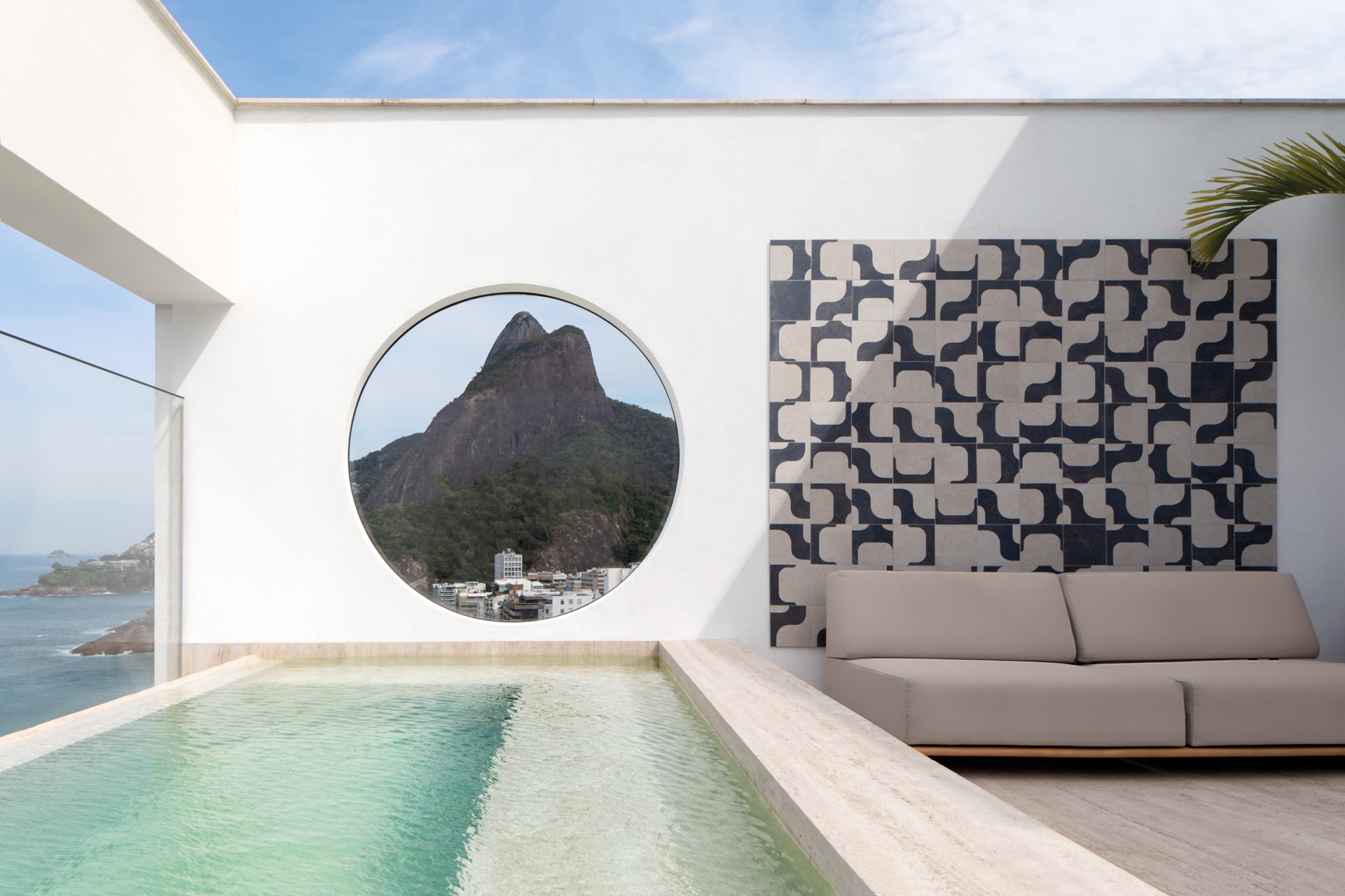 Cobertura em Ipanema, com piscina, estofado e painel de porcelanato na parede