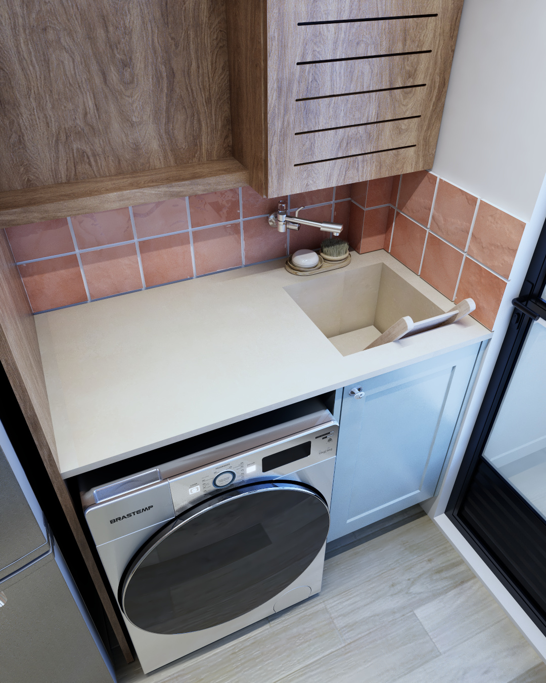 Área de serviço com bancada em porcelanato claro e tanque esculpido, rodabanca em revestimento rosado e móveis aéreos em madeira
