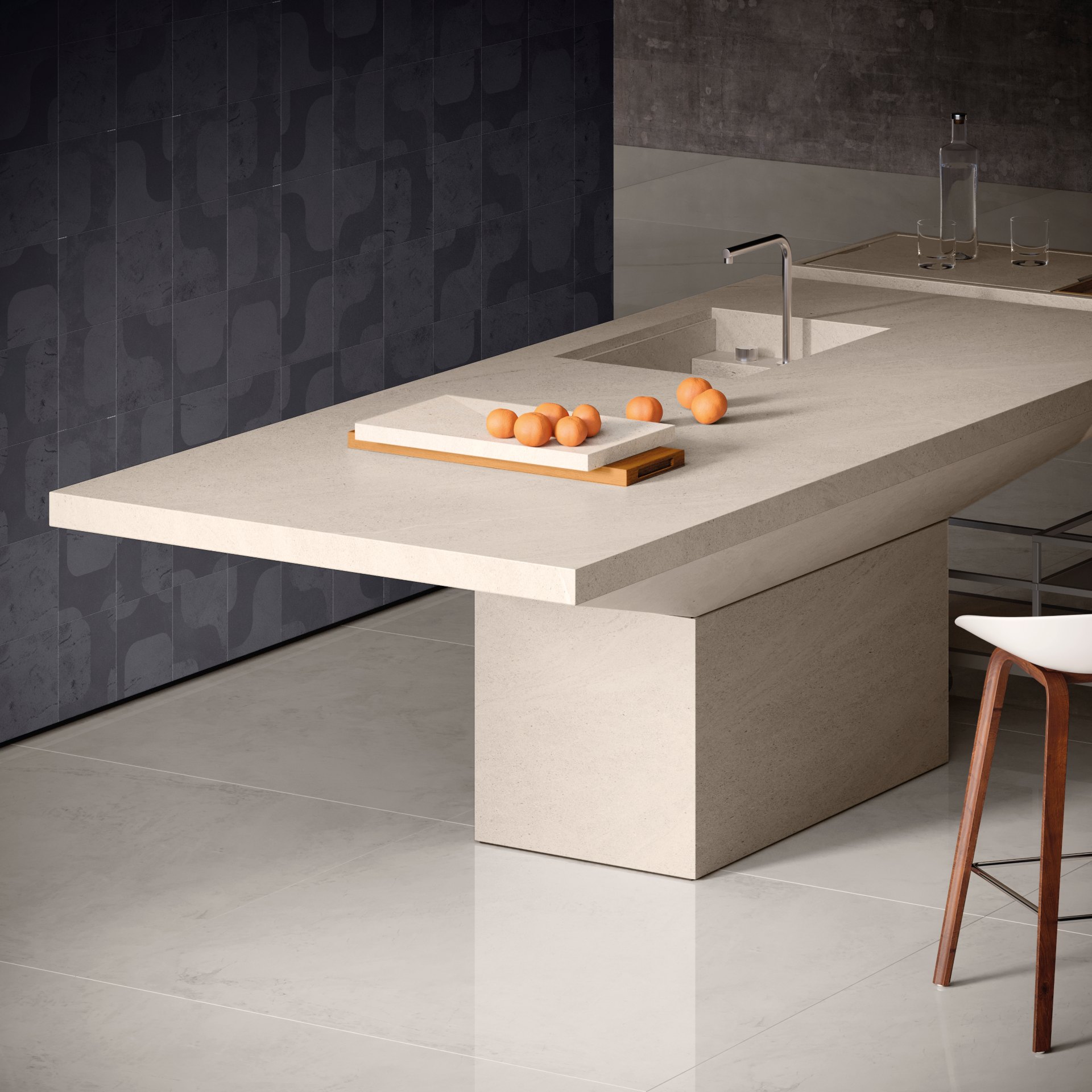 Cozinha com bancada e piso em porcelanato bege e parede em revestimento decorado azul