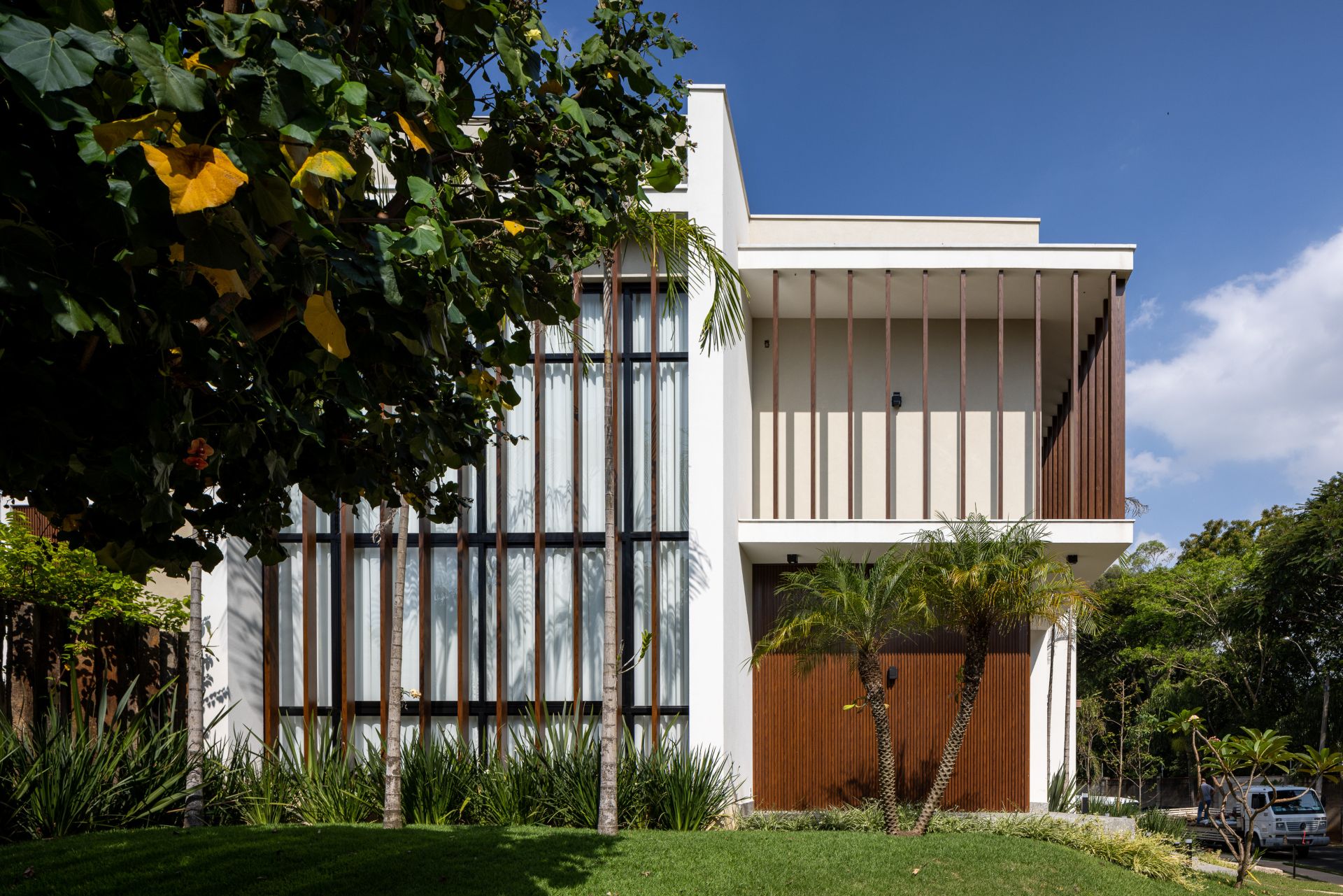 Fachada lateral de casa com brises