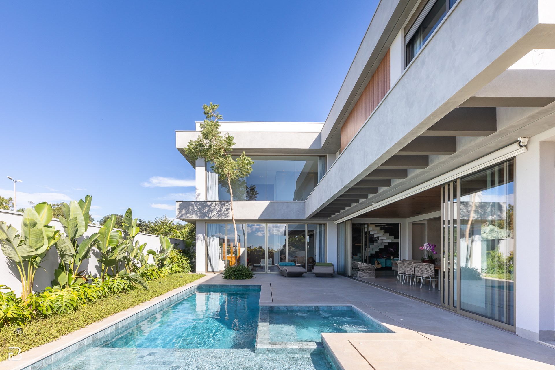 Casa de dois pavimentos com piscina
