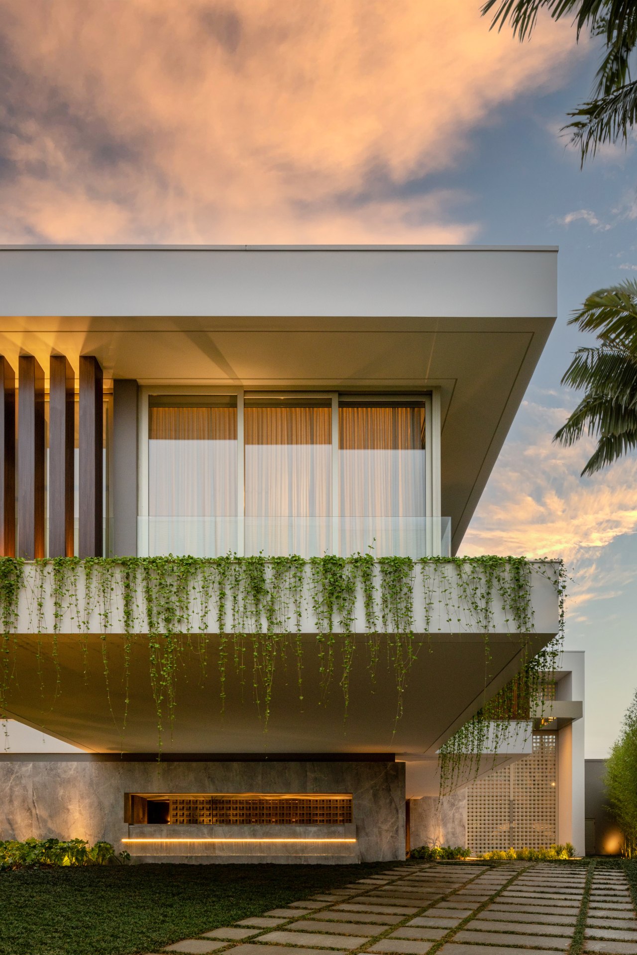 Fachada de casa com dois pavimentos