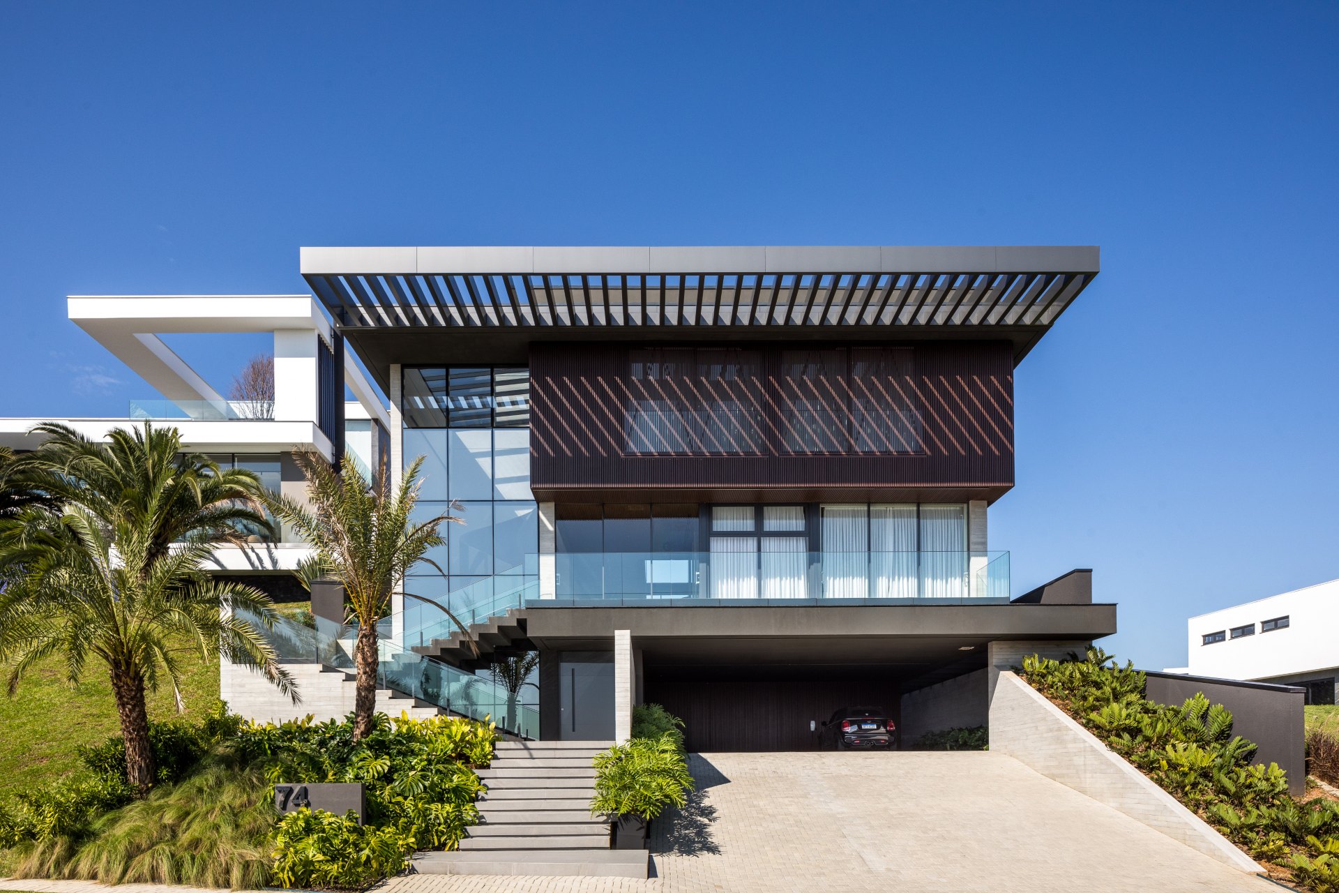 Fachada principal de casa com três pavimentos
