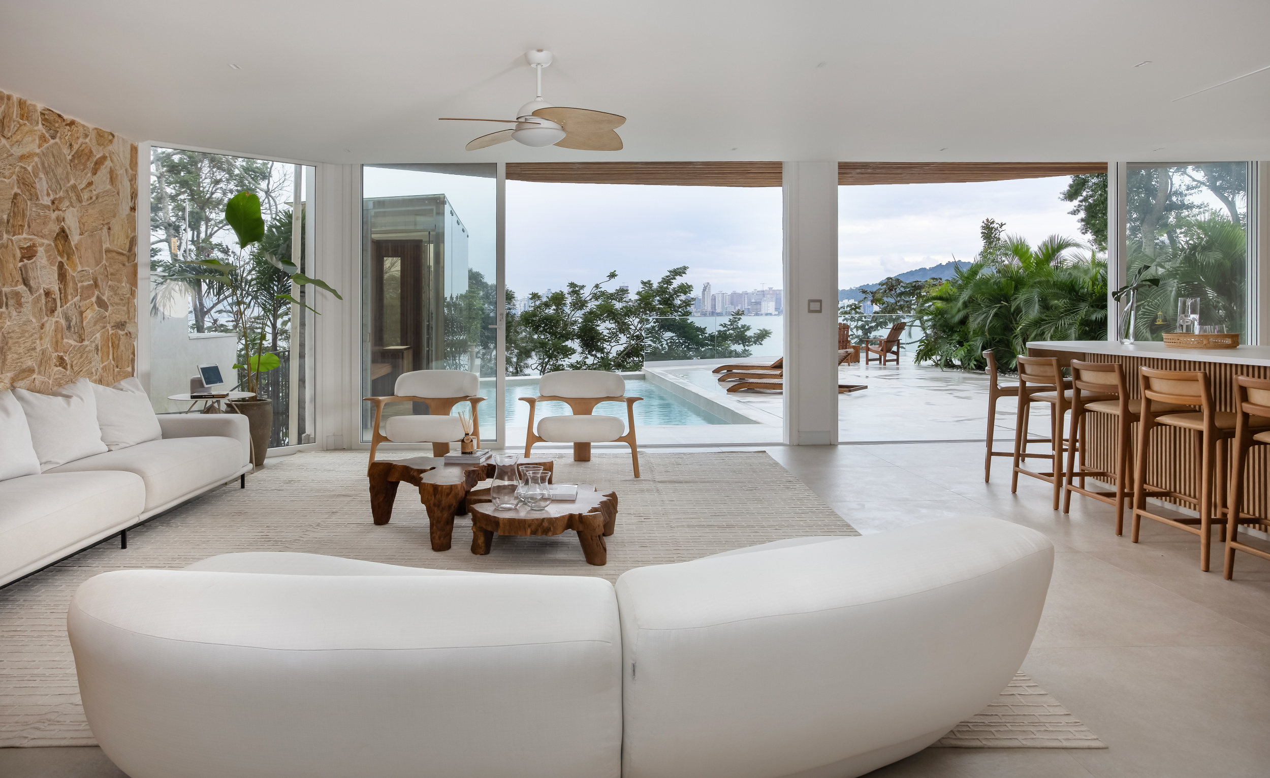 casa com luz natura e mobiliário branco