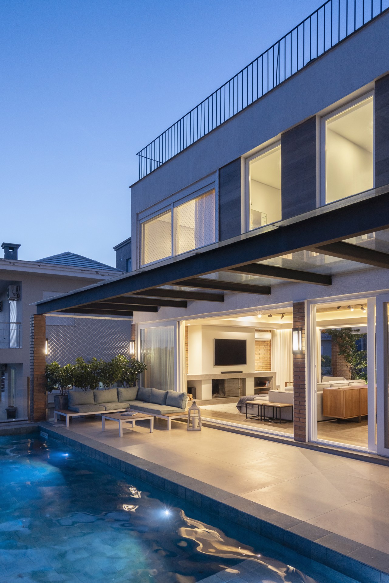 Casa de dois andares com terraço