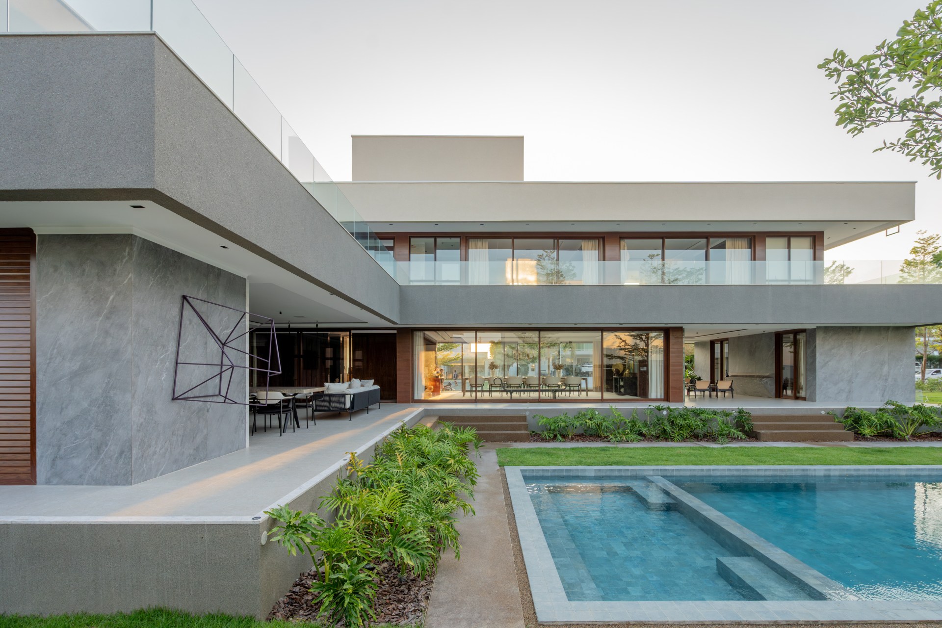 Casa de dois andares com piscina