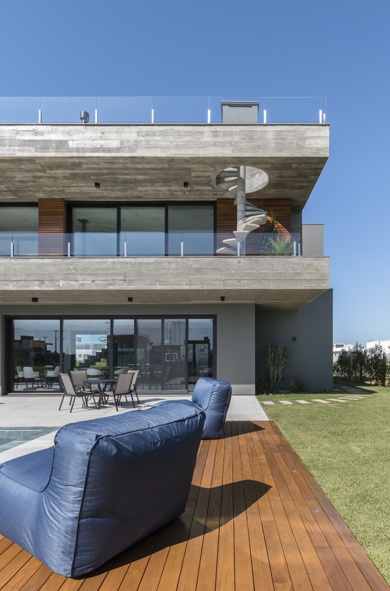 Fachada de casa de dois andares conectada à área externa