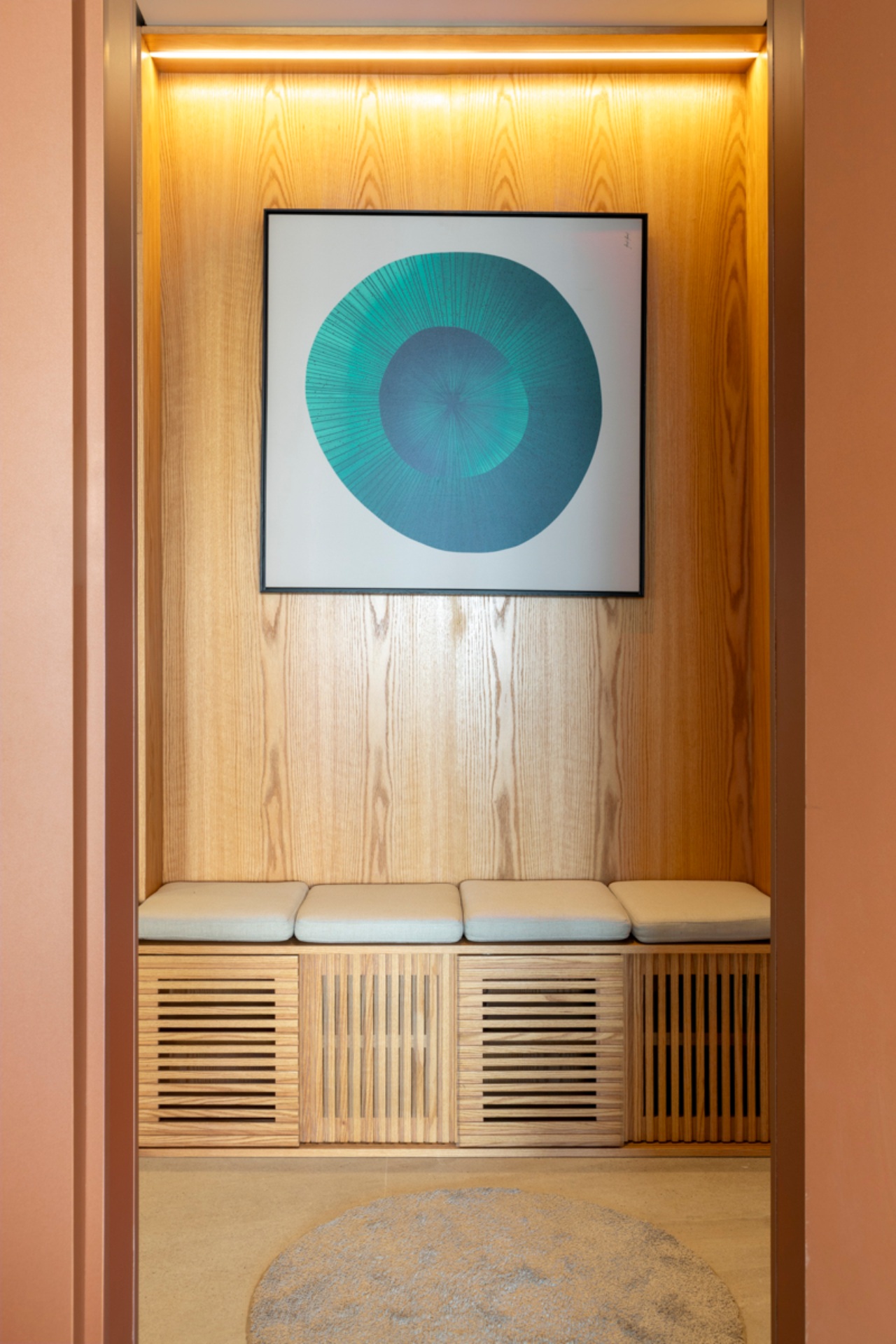 Mudroom com banco e quadro artístico