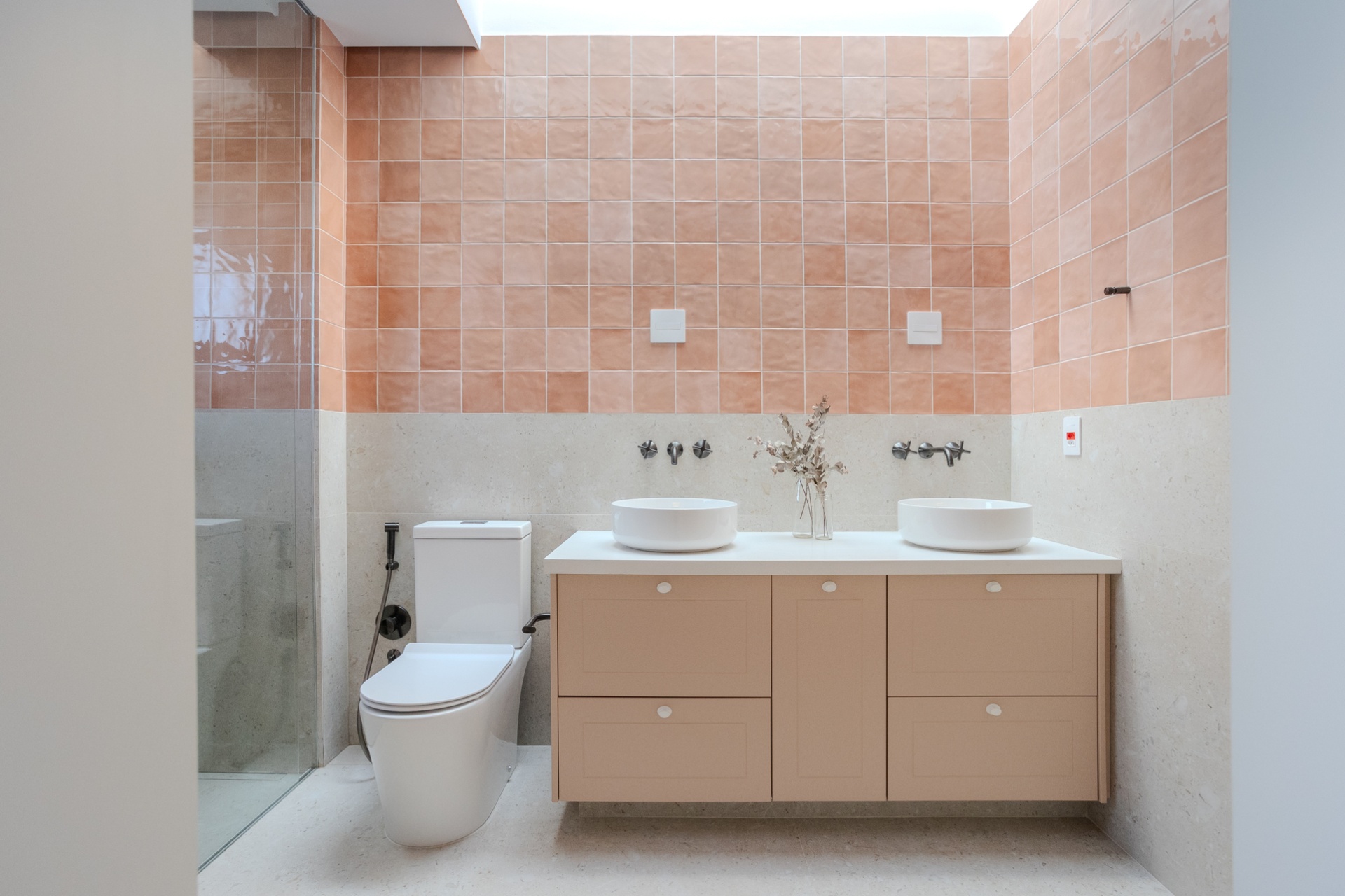 Banheiro em detalhes branco e rosé