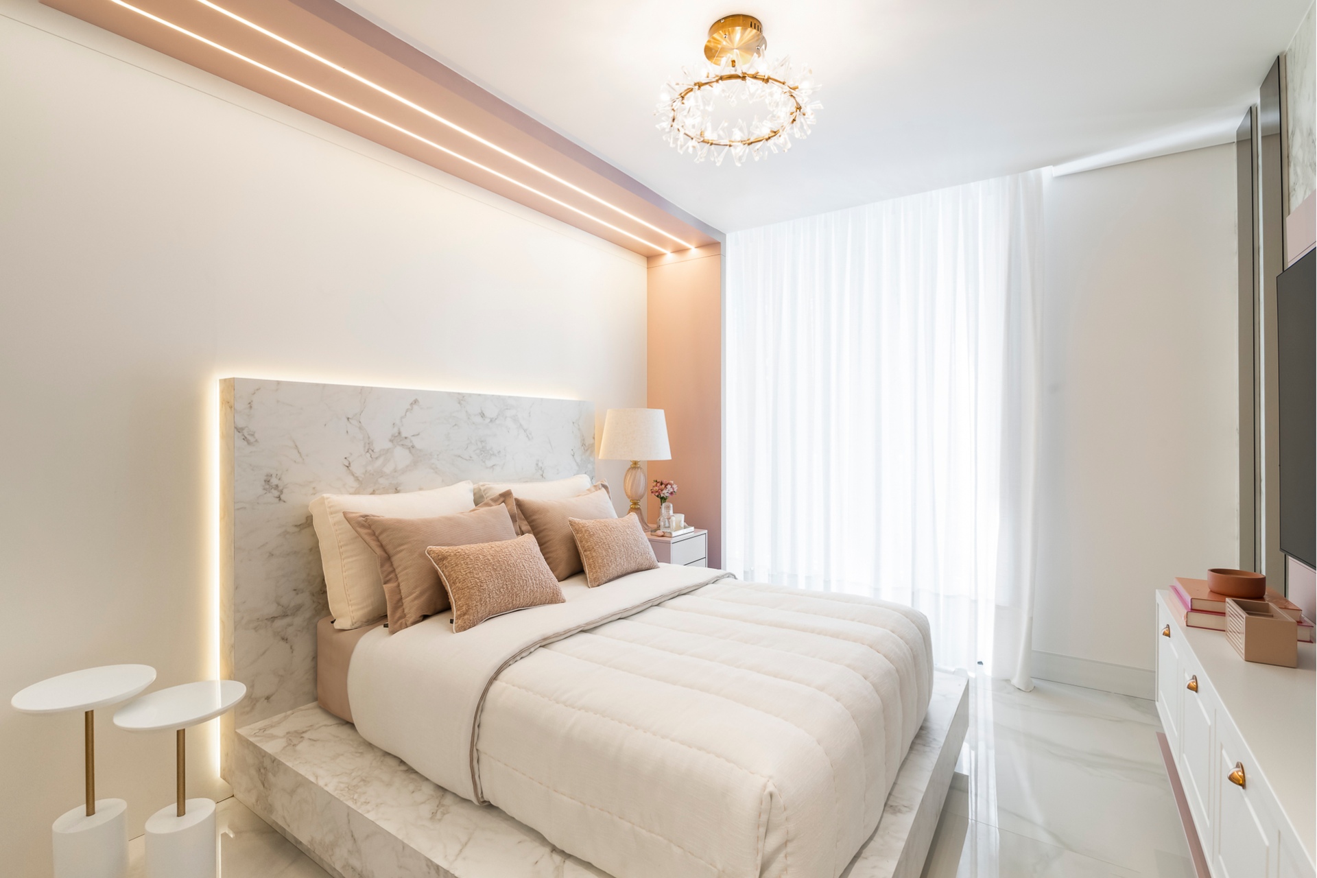 Quarto em tons de rosa, branco e cinza