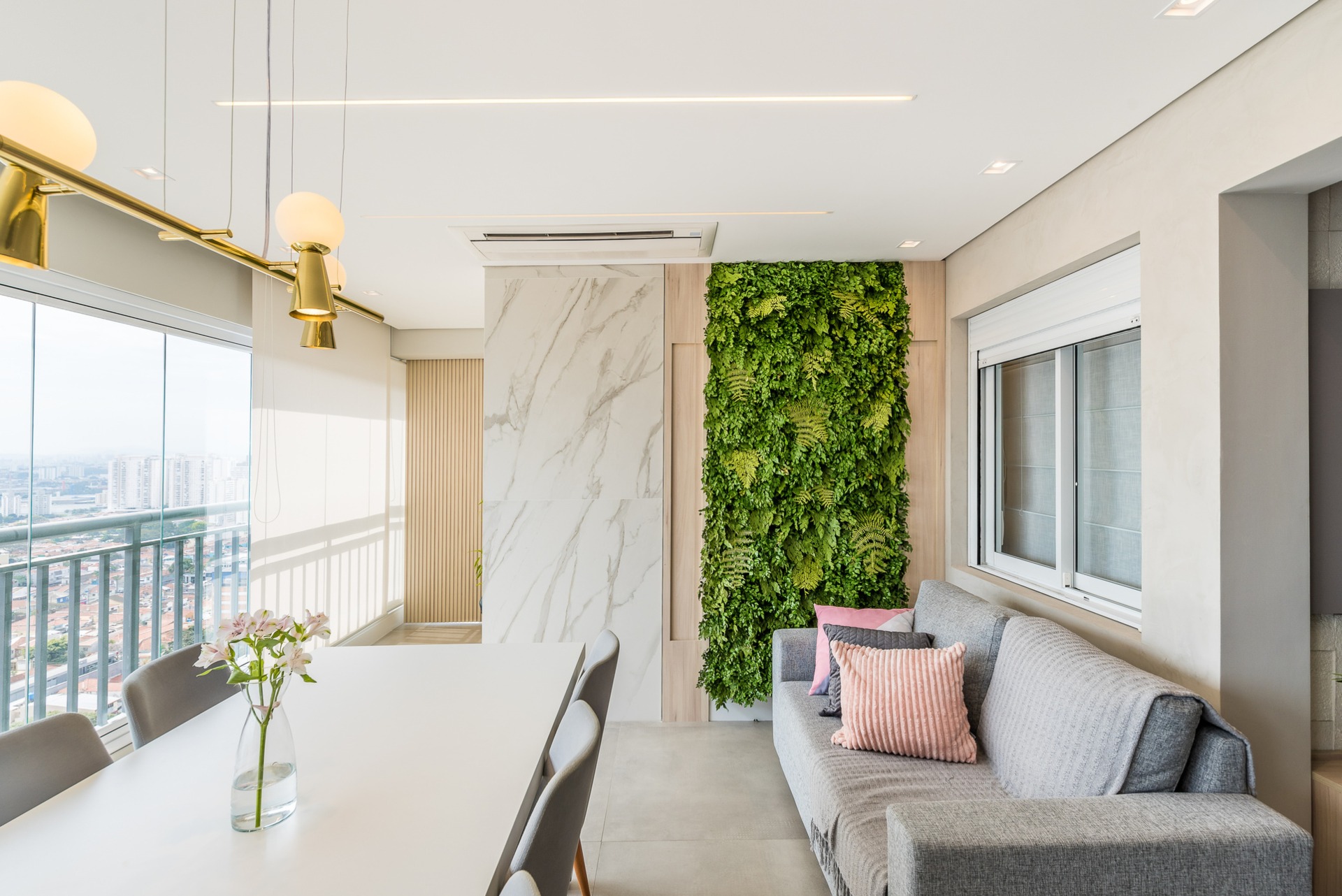 Varanda de apartamento com cores claras