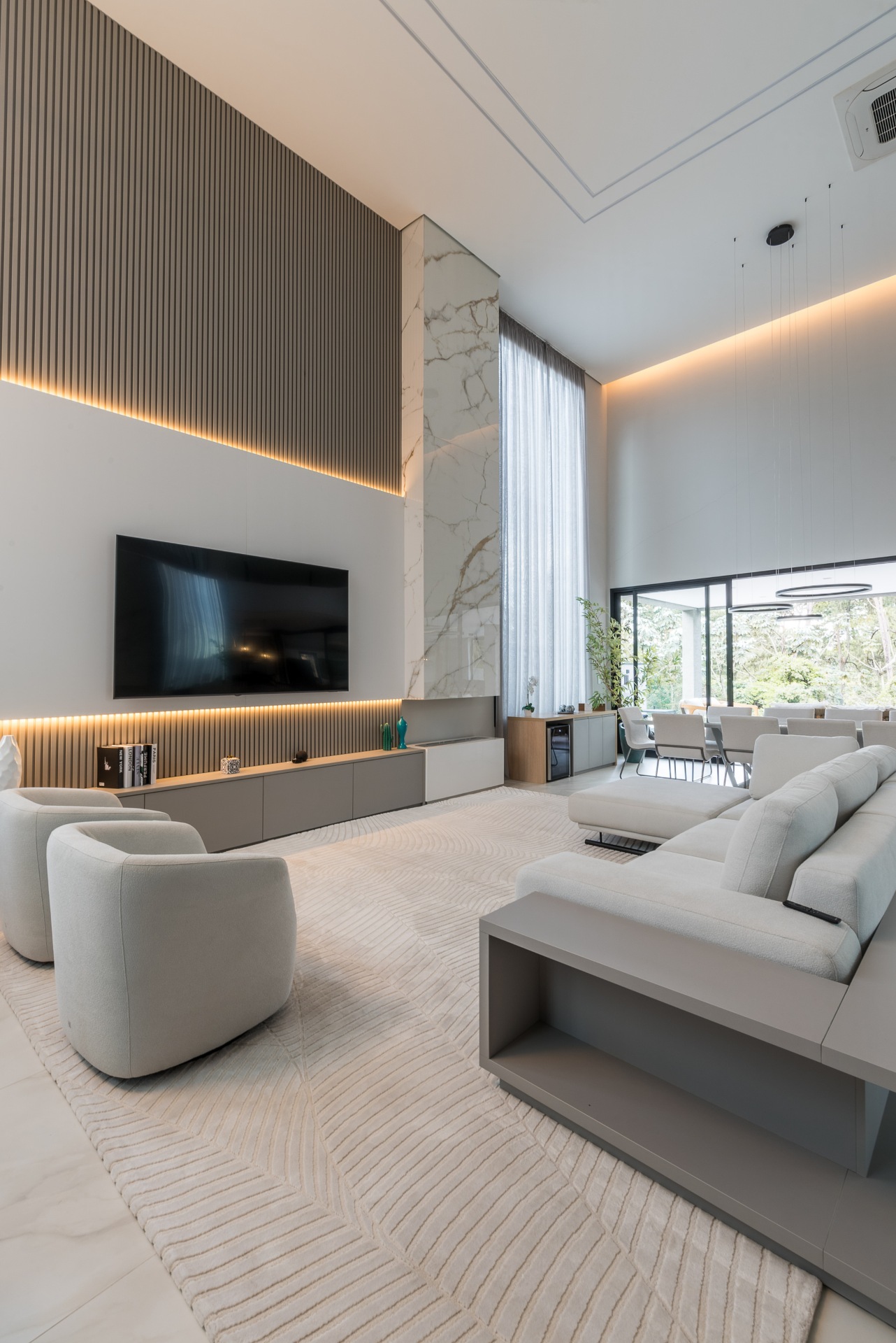 Sala com detalhes em branco e cinza e painel de madeira