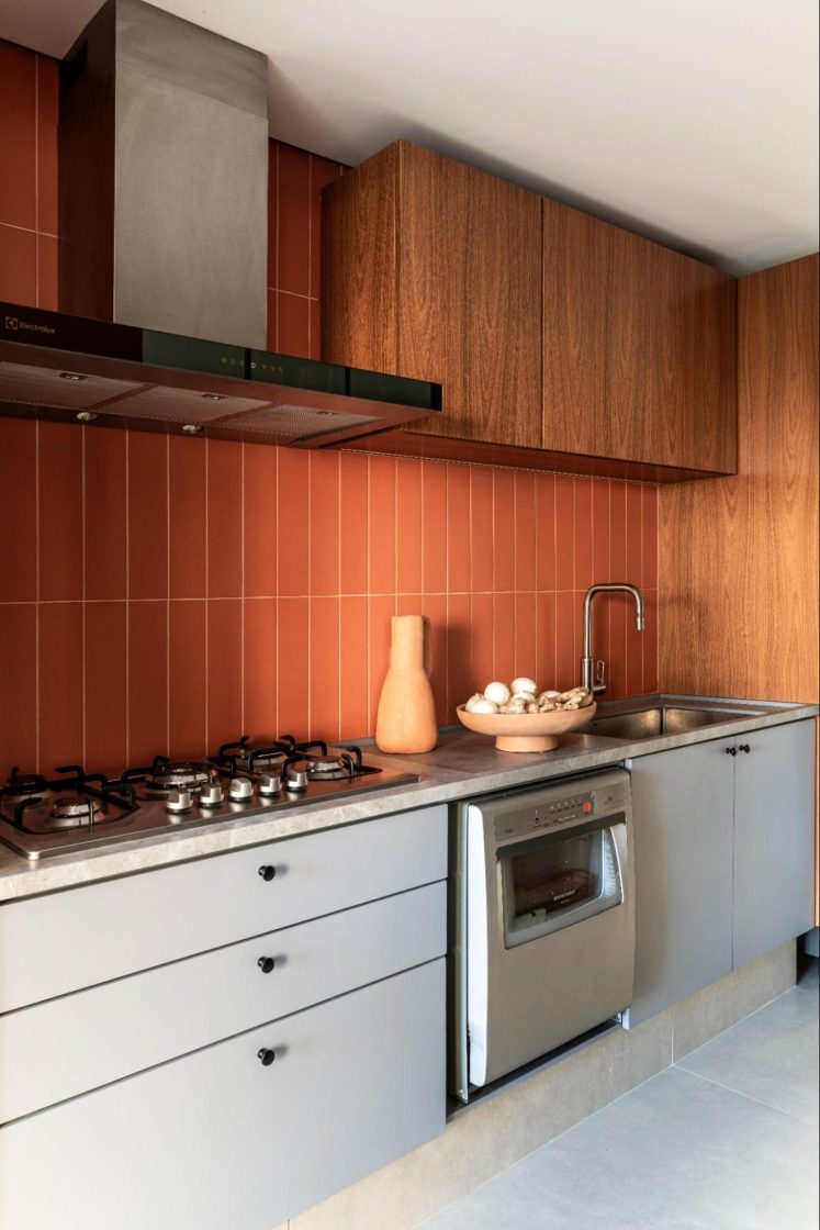cozinha com parede de tijolinho vermelho