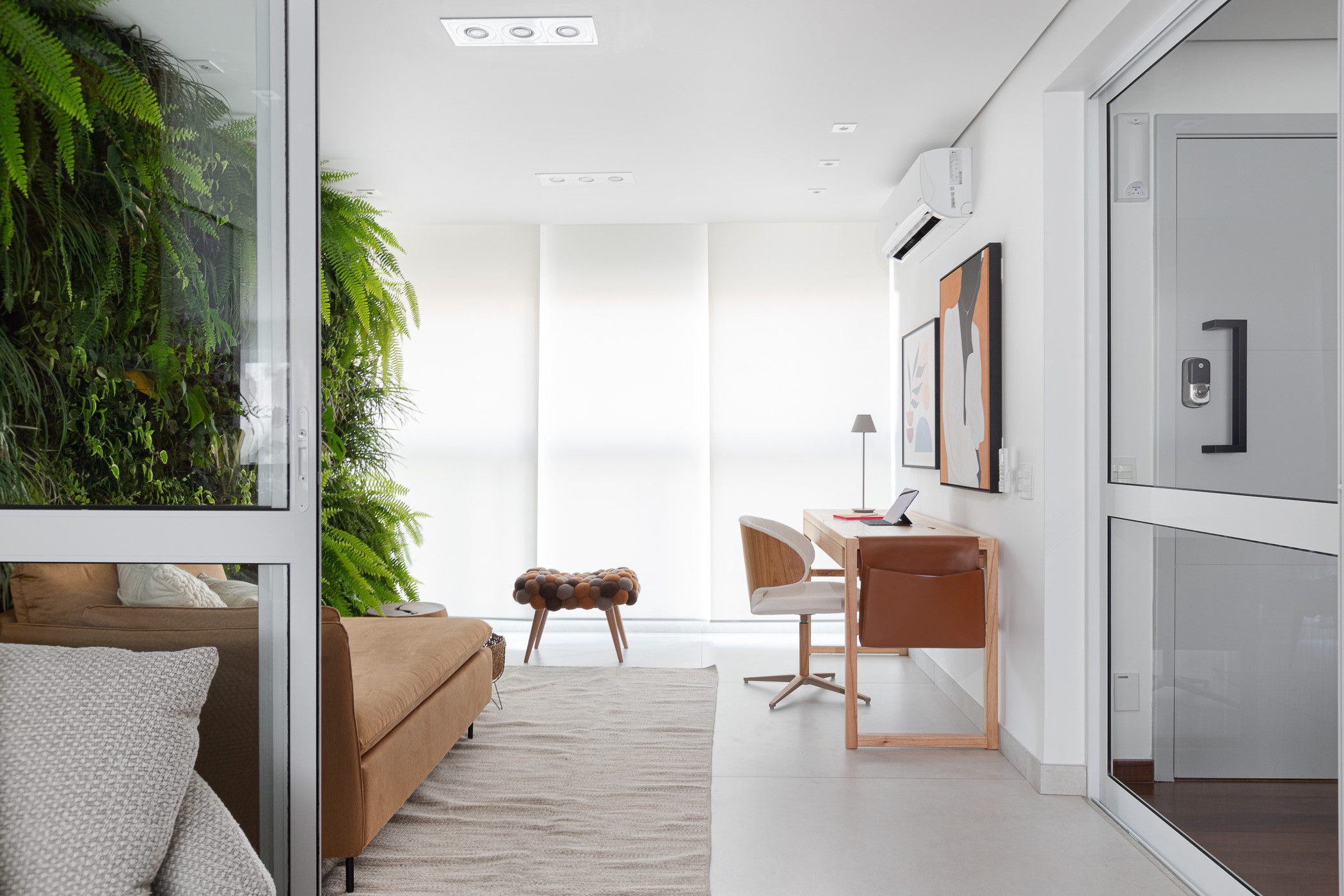 sala com mesa de estudo
