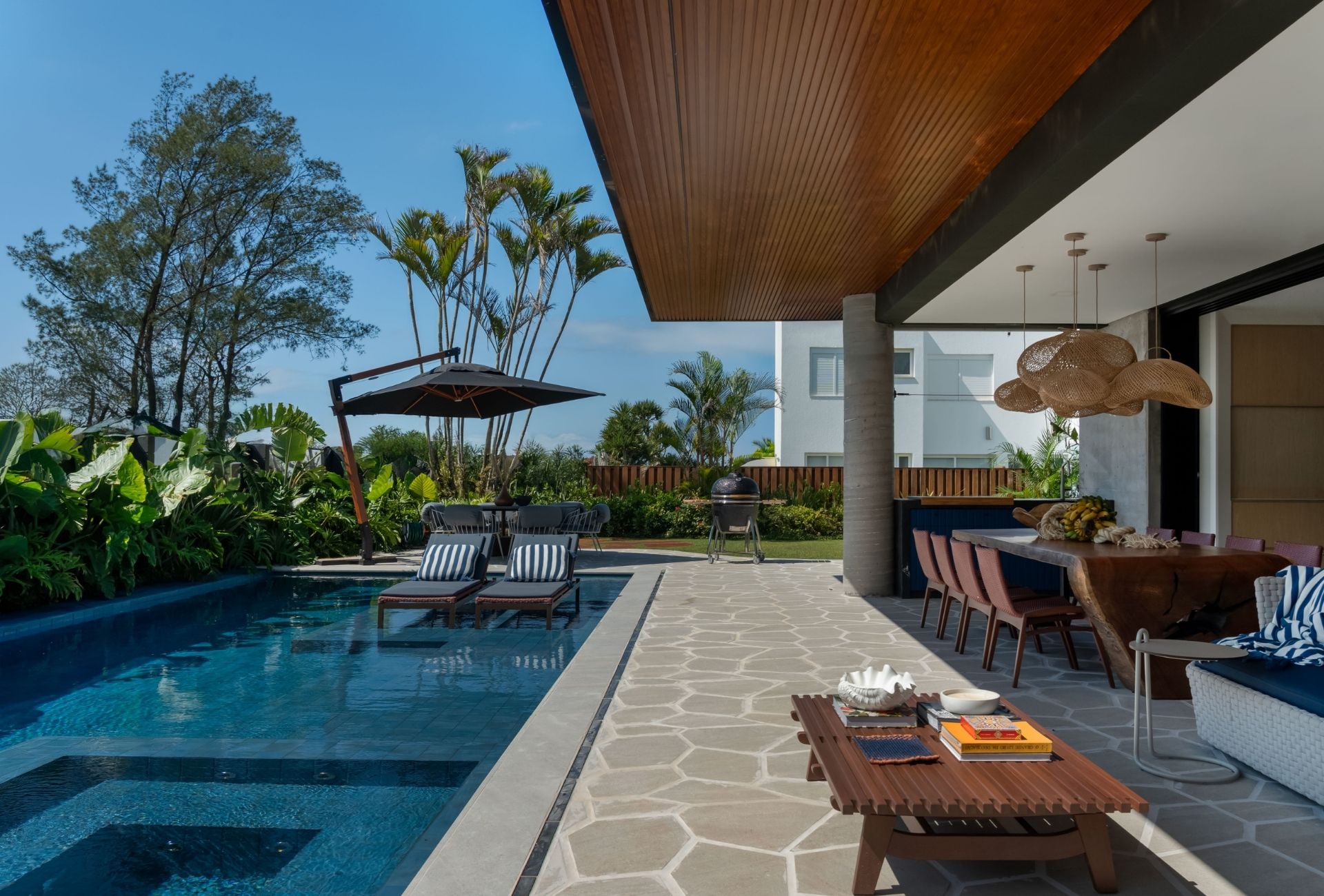 Sala de estar integrada à área externa com piscina