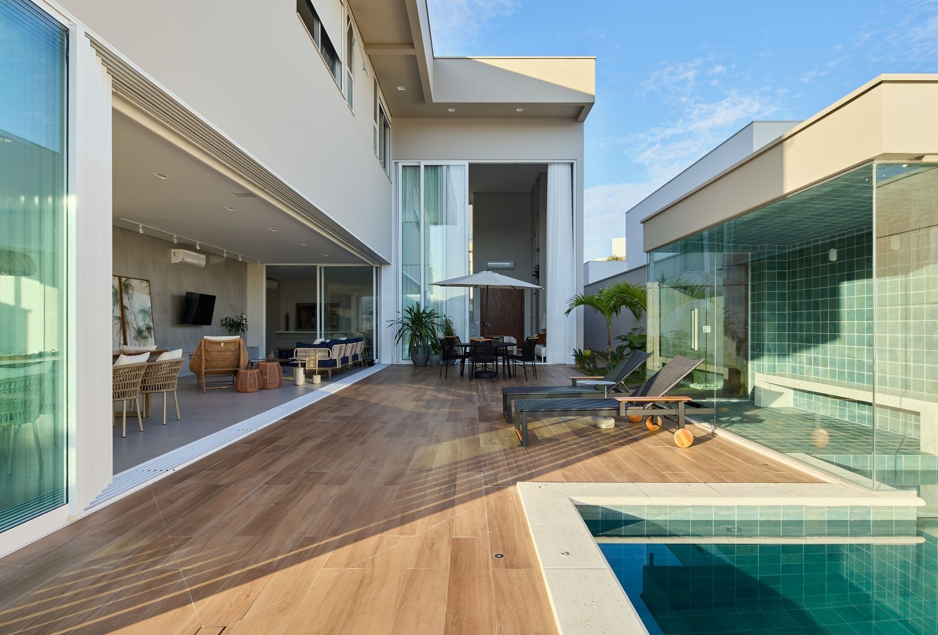 Área externa com espaço coberto integrado à piscina