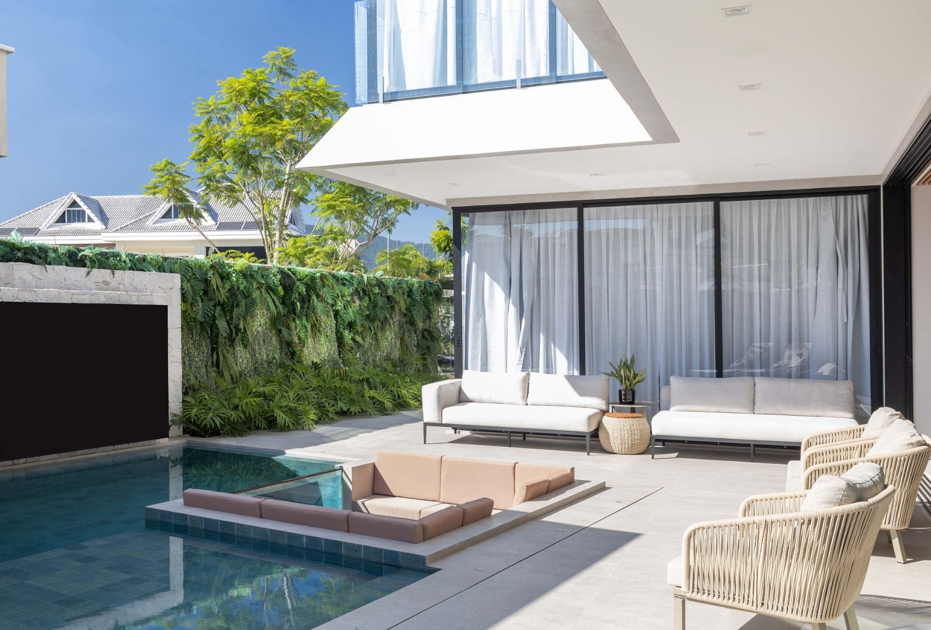 Lounge em área externa com poltronas e sofás