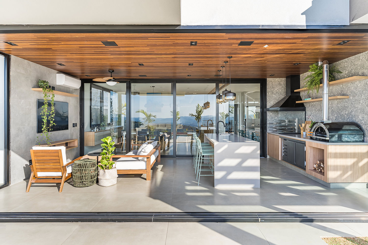 Área gourmet coberta com abertura para espaço externo