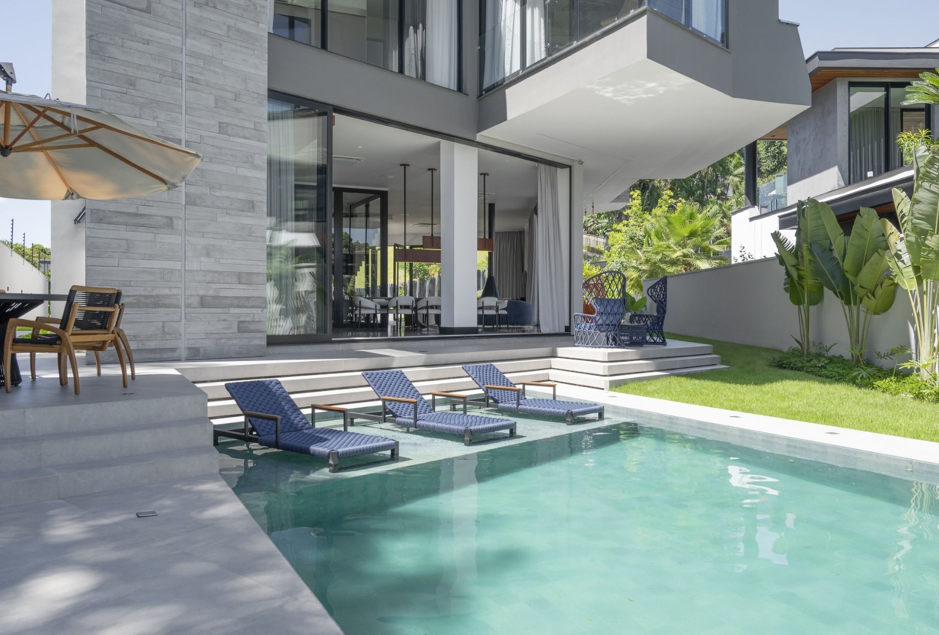 Piscina externa em residência moderna
