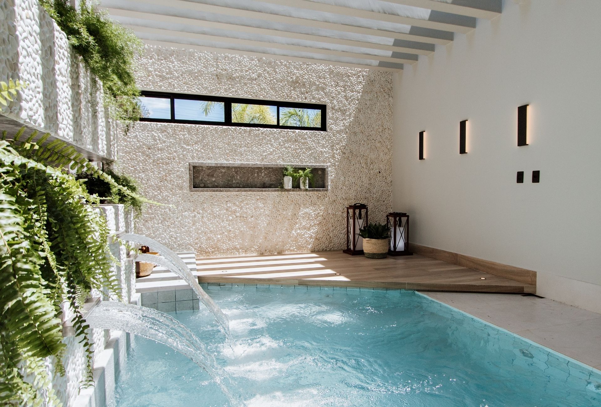 Piscina externa com projeto paisagístico