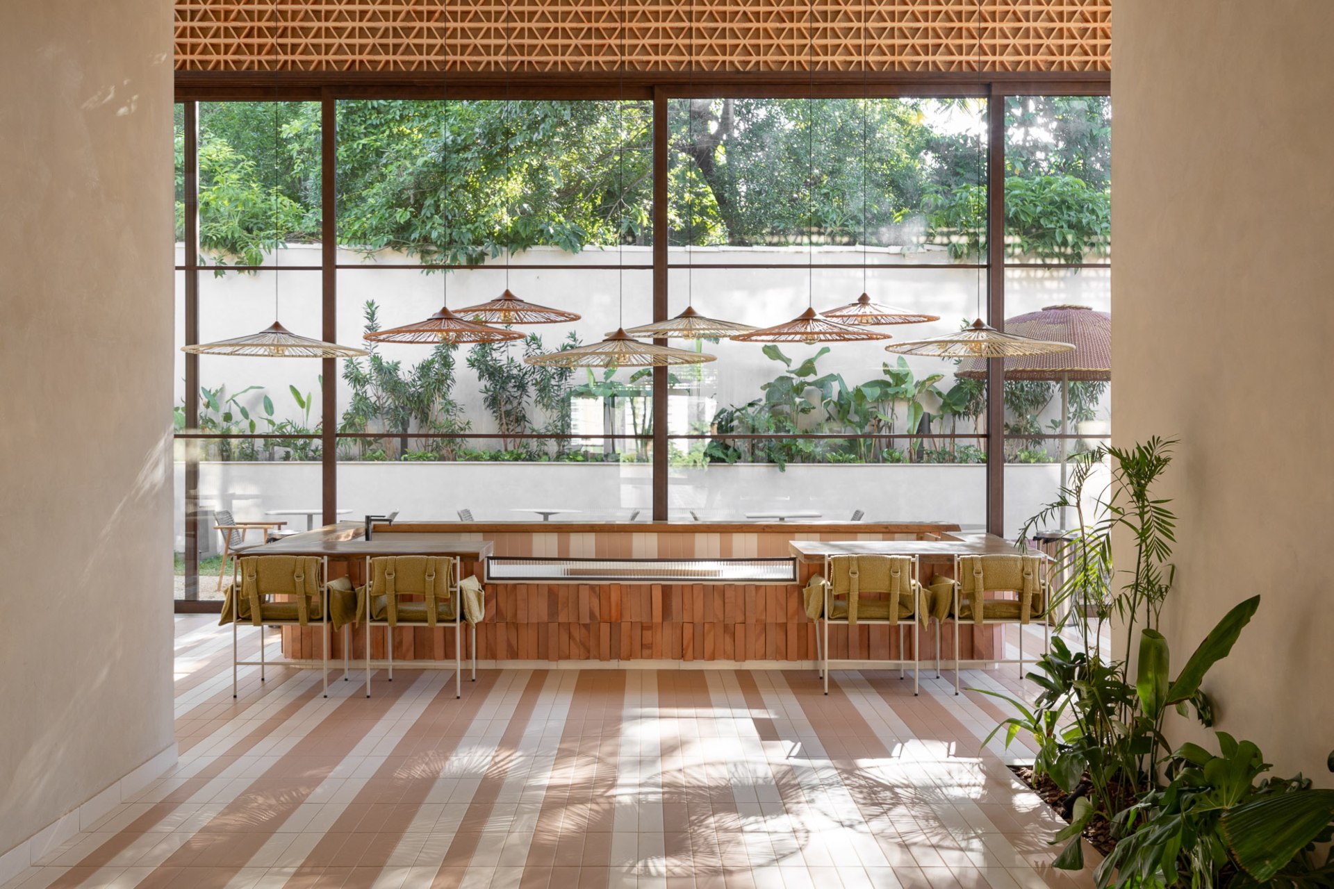 Salão de restaurante com vista para jardim
