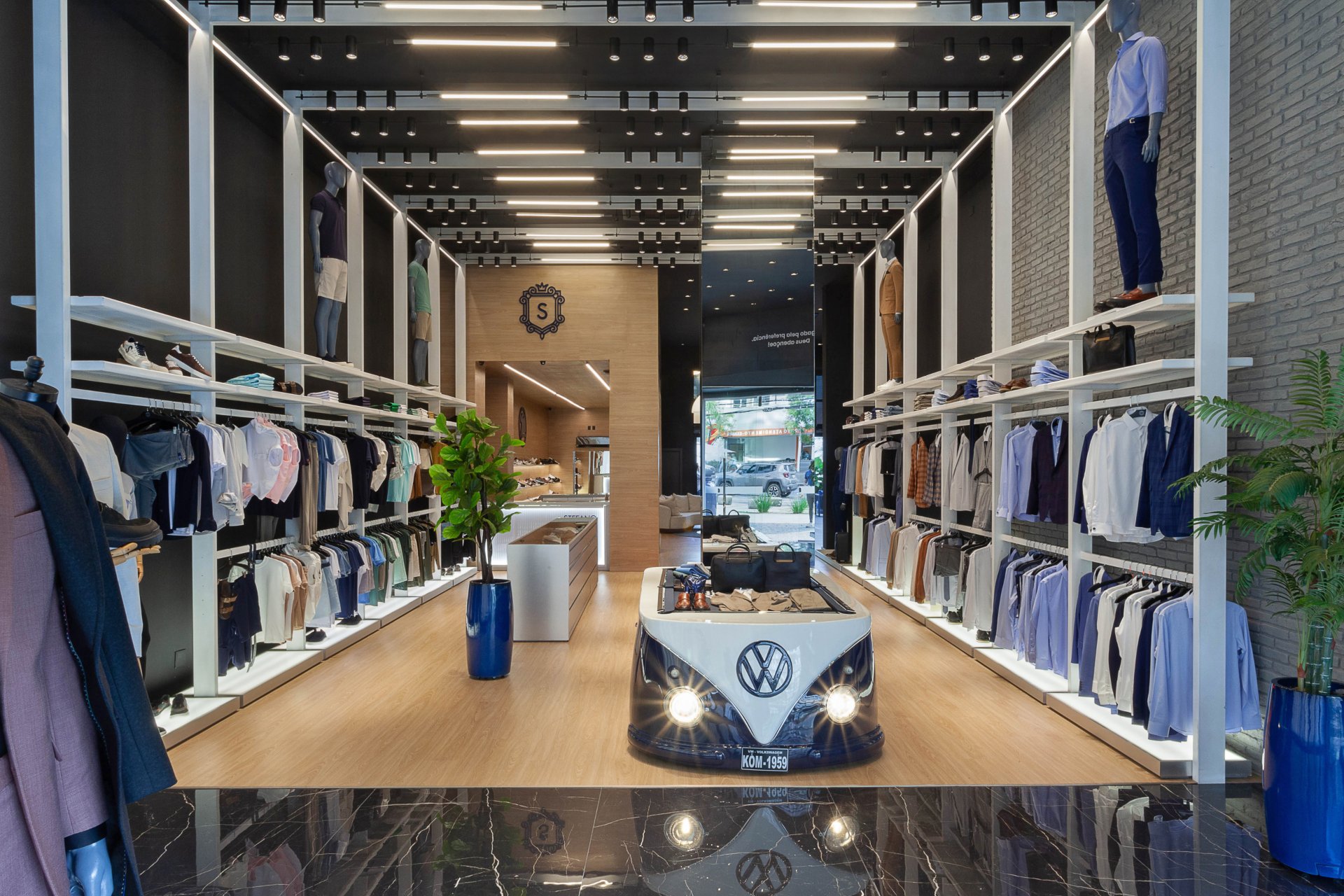 Loja de roupas com cenário automotivo