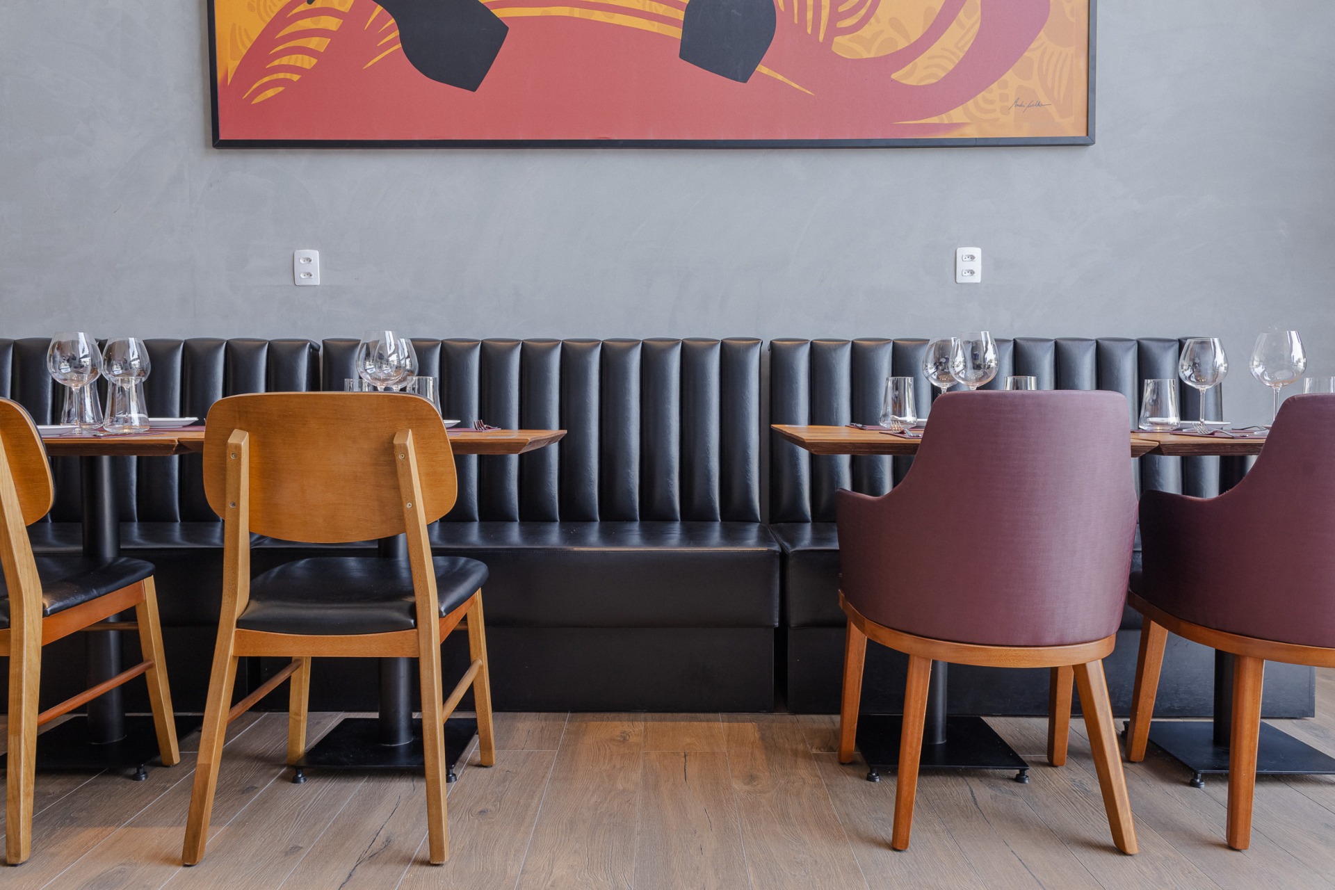 Espaço interno de salão e restaurante