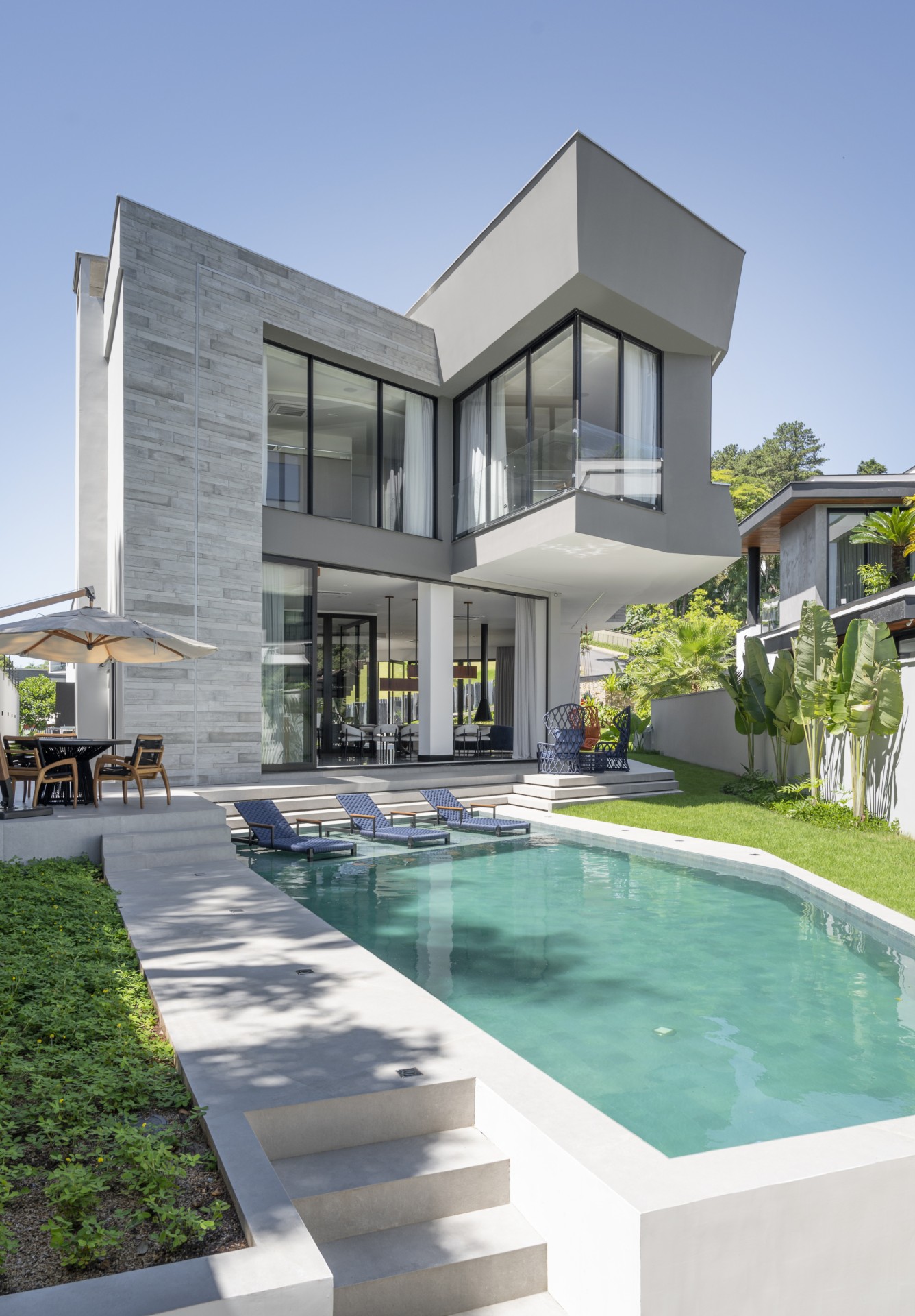 Casa com dois pavimentos e piscina na área externa