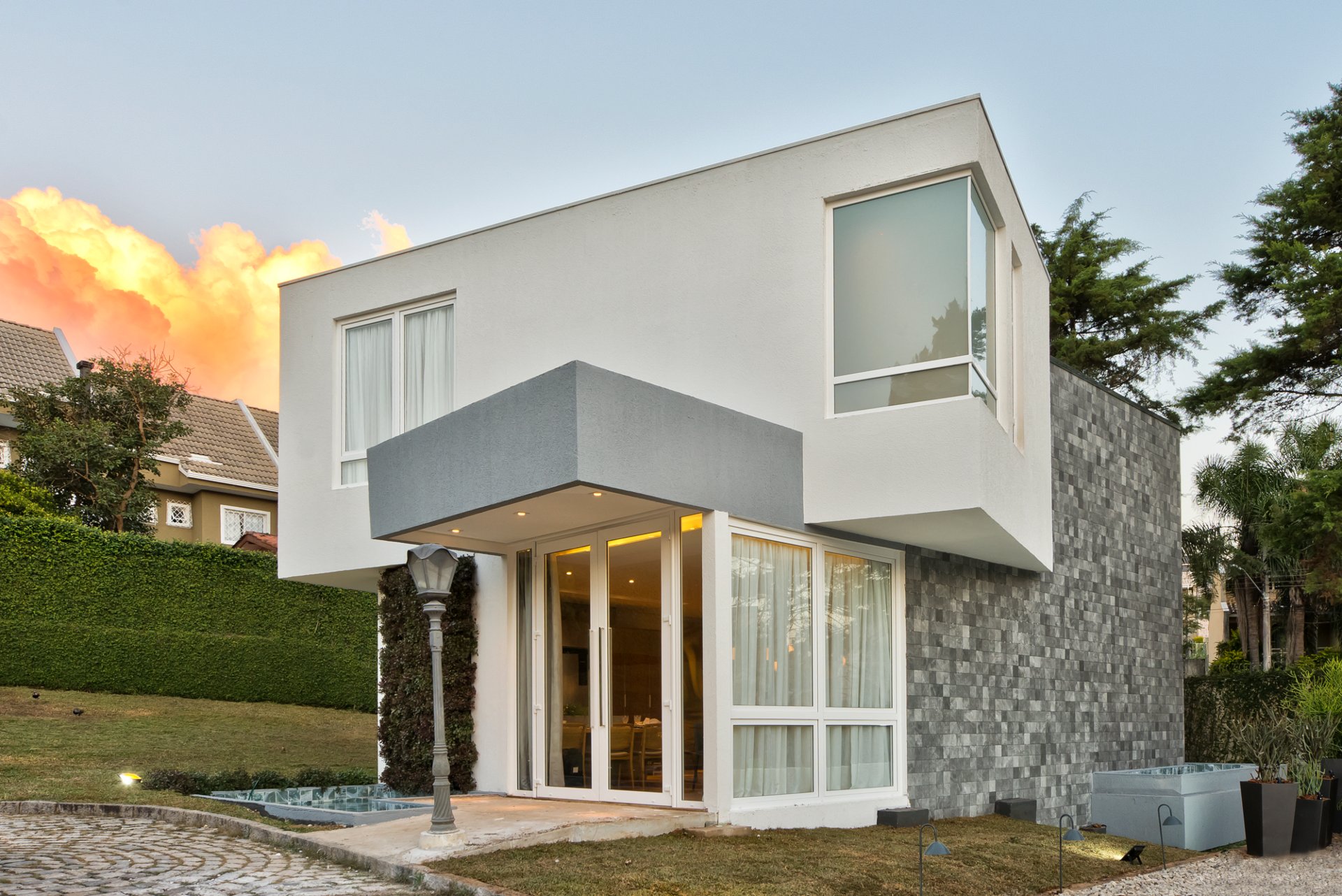 Casa com paredes de diferentes angulações
