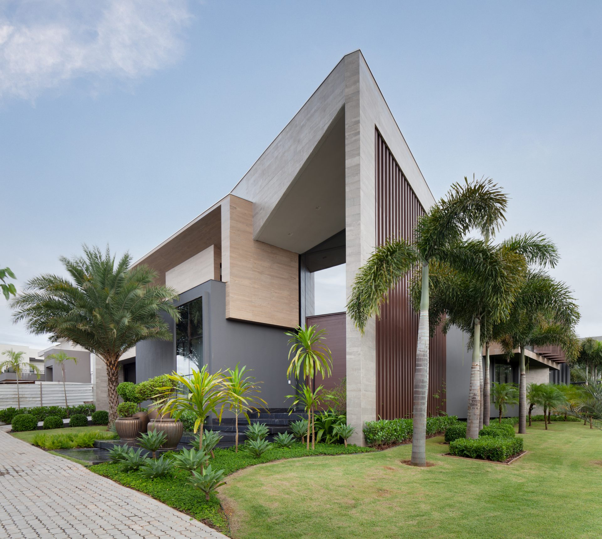 Casa com fachada em ângulos diferentes