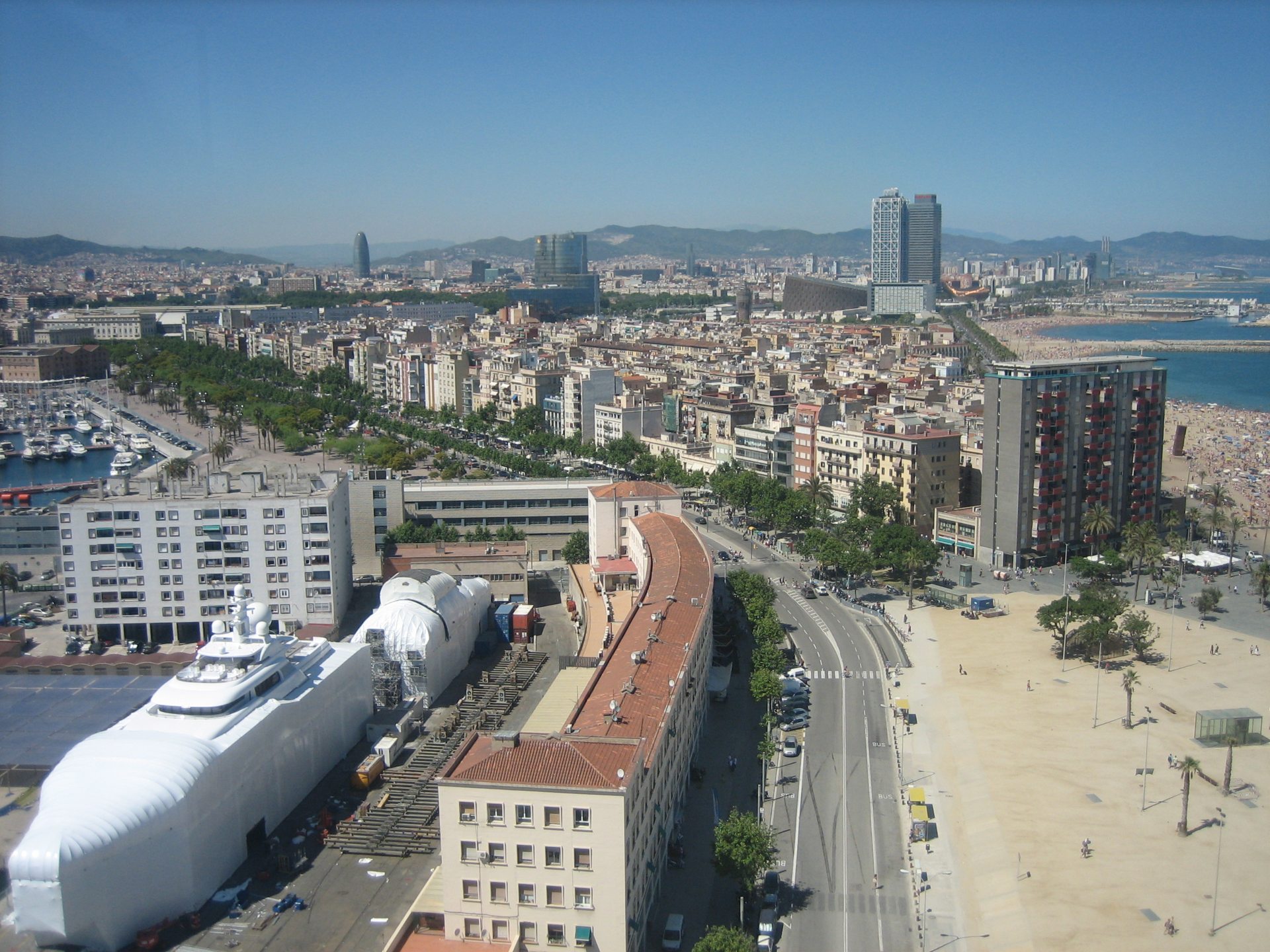 Vista aérea da região de La Barceloneta, em Barcelona