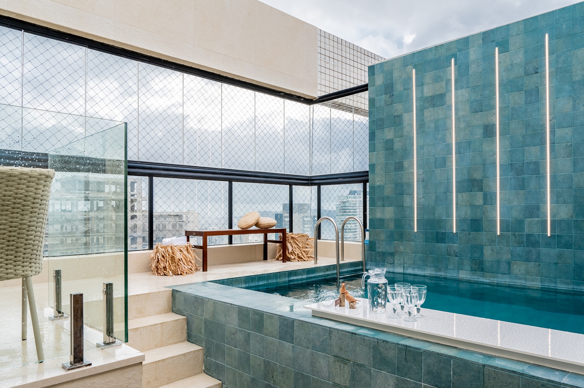 bar molhado Piscina com bar molhado e área gourmet integradas