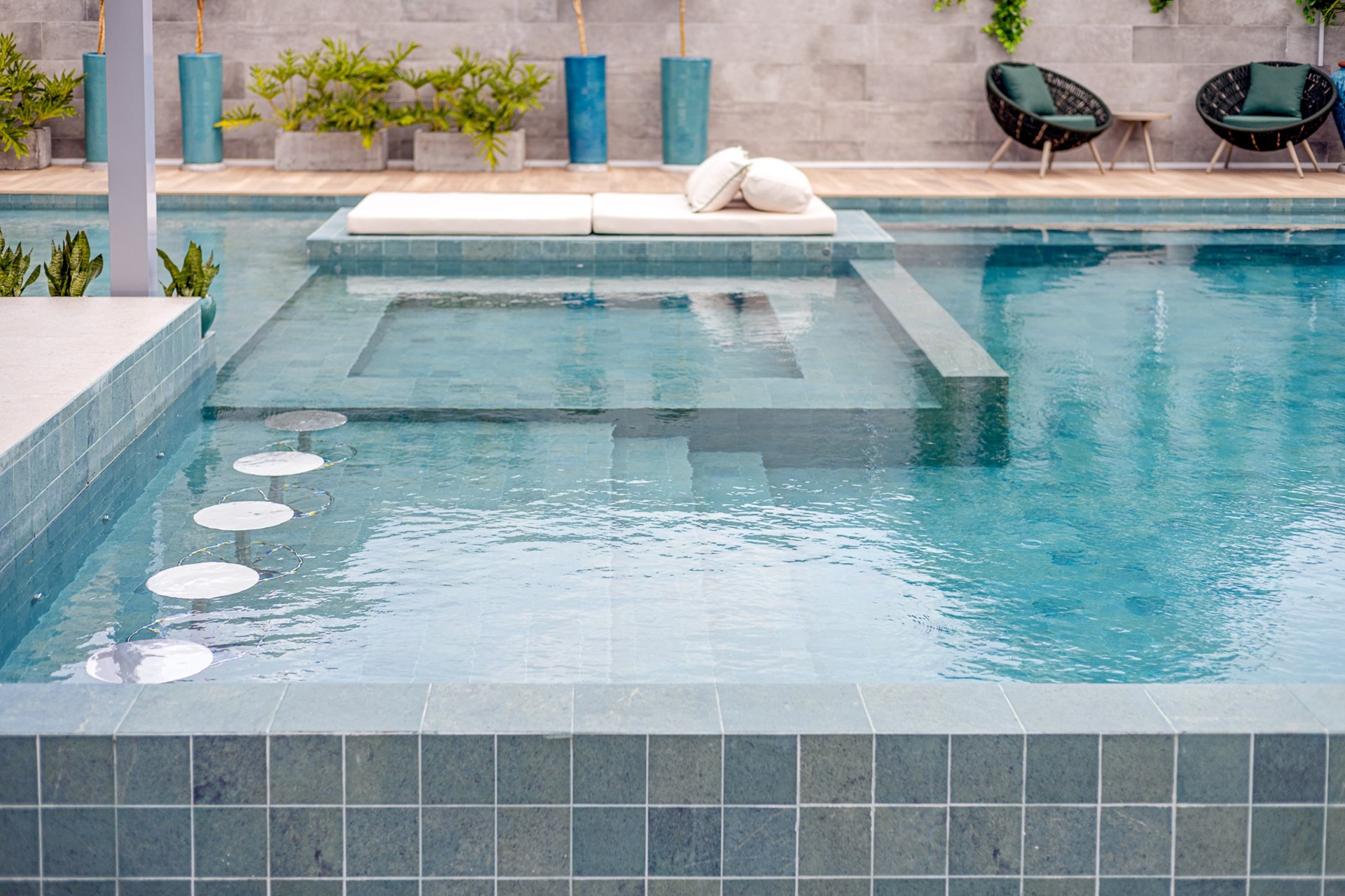 Piscina de alvenaria com bar molhado, jacuzzi e espreguiçadeira