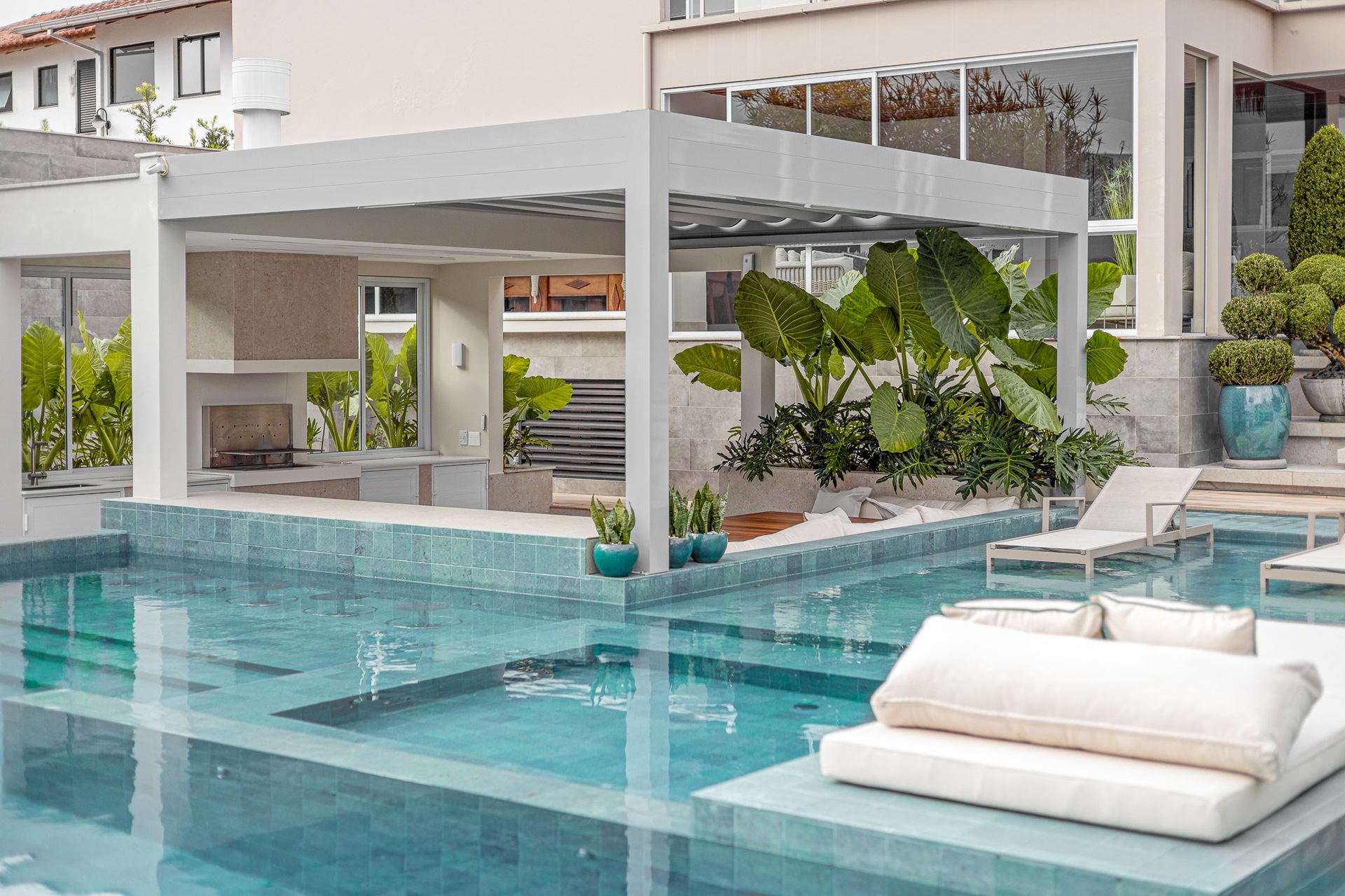 Bar molhado Piscina de alvenaria com prainha, jacuzzi e um bar molhado