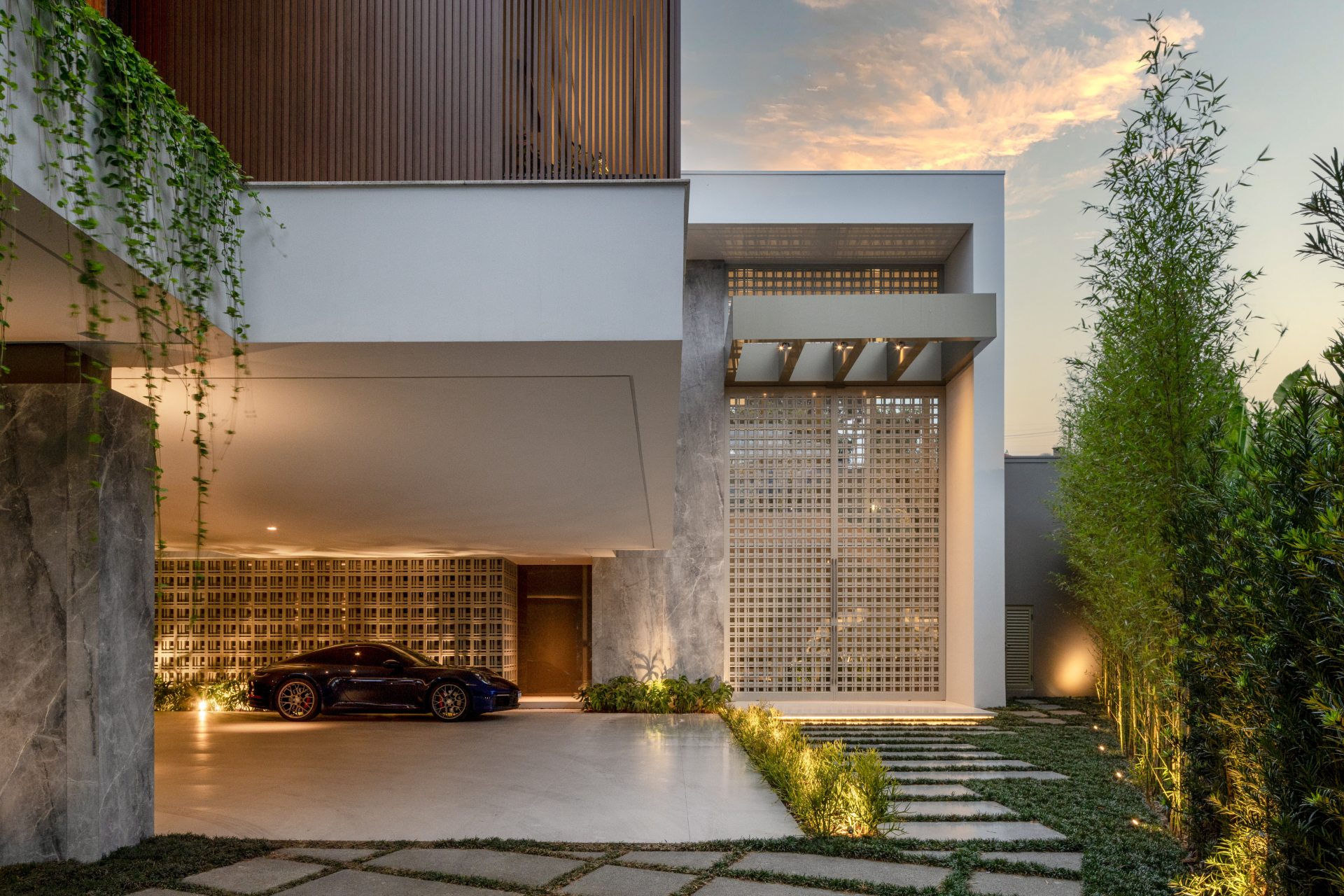 Entrada de casa contemporânea com carro esportivo