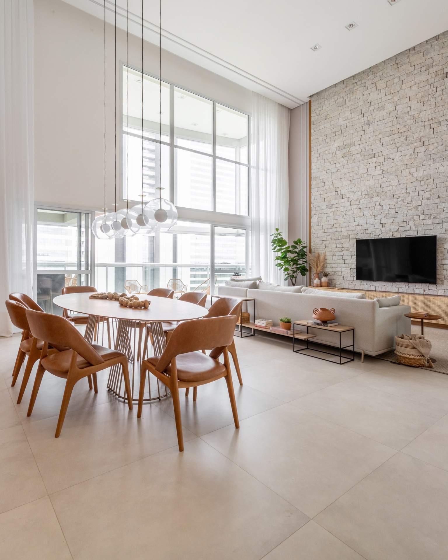 Sala de estar e jantar integrada com pé-direito duplo