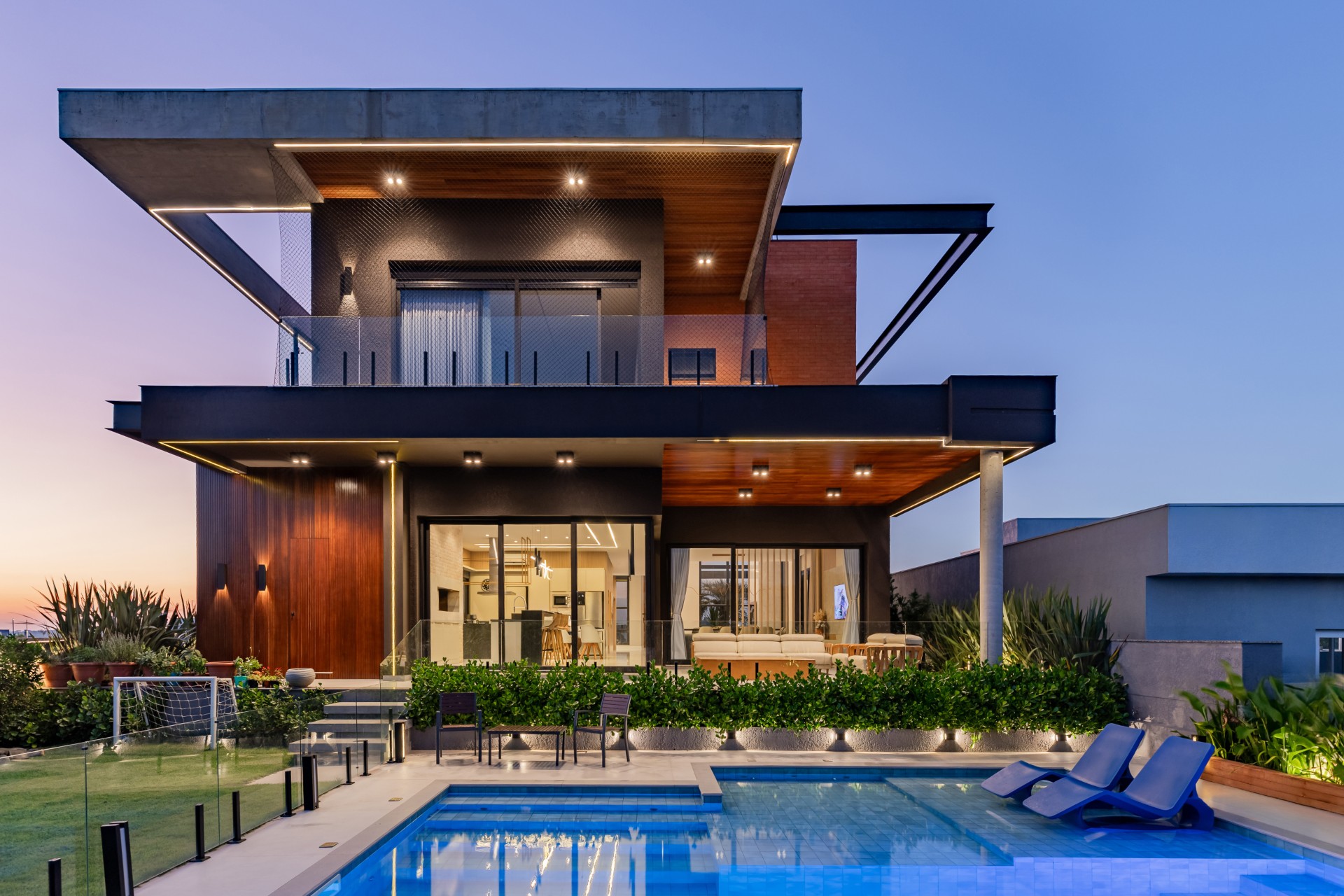 Fachada de casa com dois pavimentos e piscina