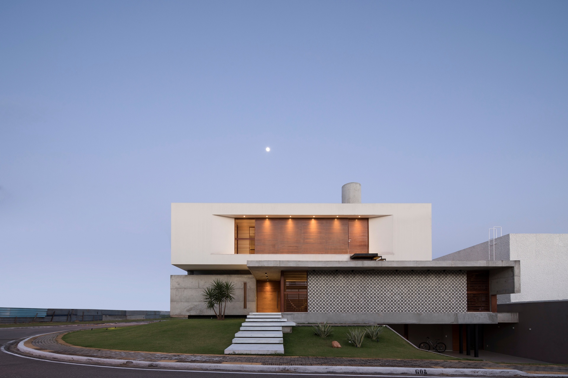 Fachada de casa contemporânea com três pavimentos