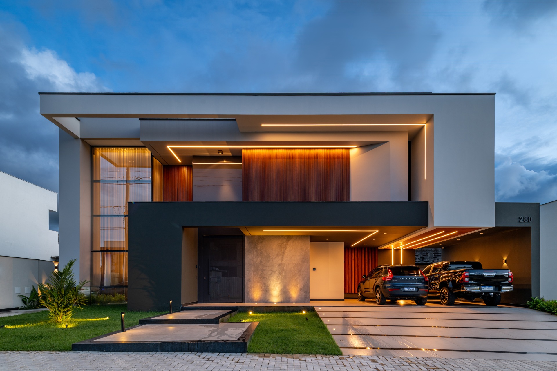Fachada de casa com iluminação automatizada